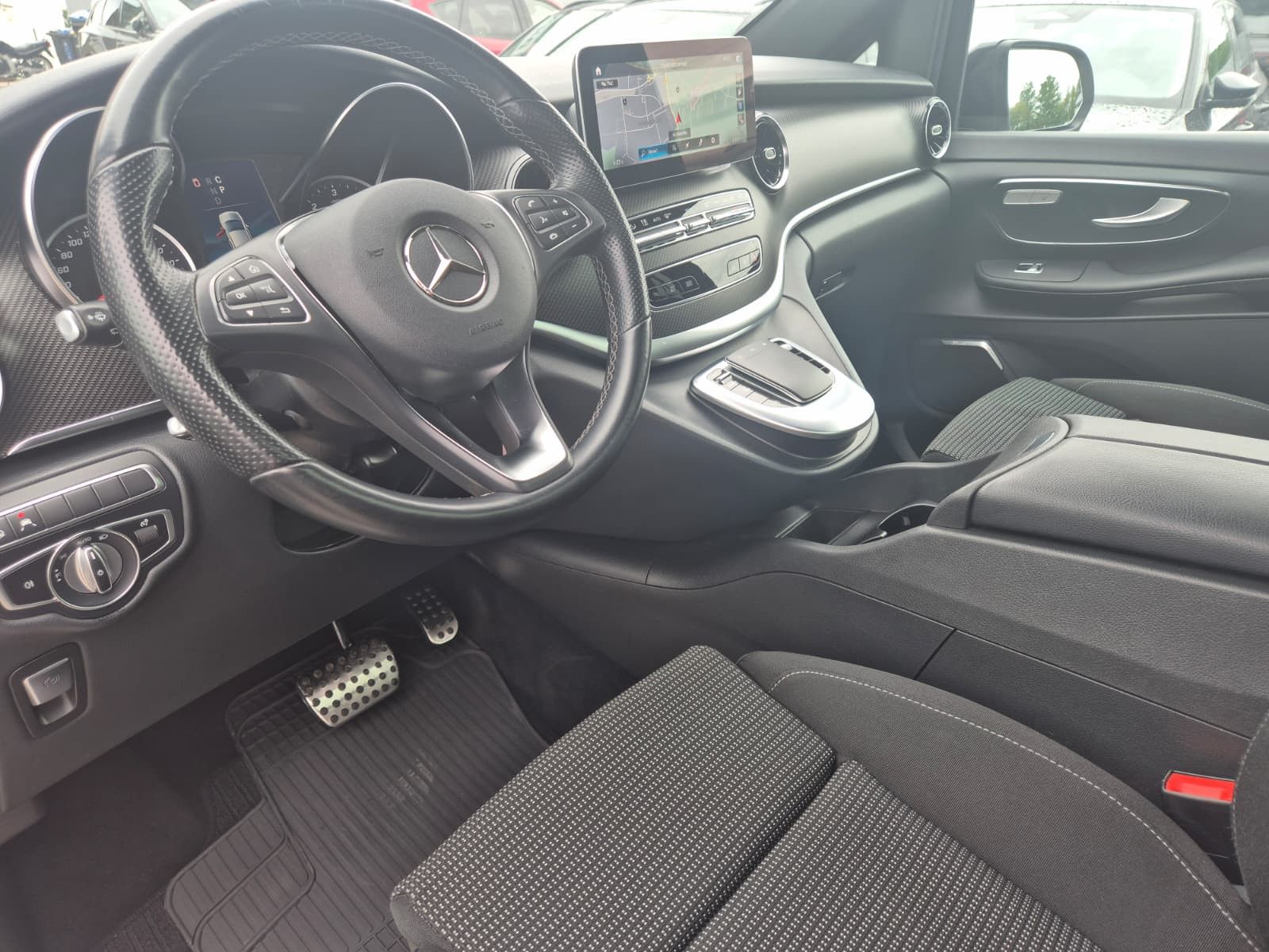 Fahrzeugabbildung Mercedes-Benz V 300 d 4MATIC lang AMG PANO*Mittelkonsole*AHK