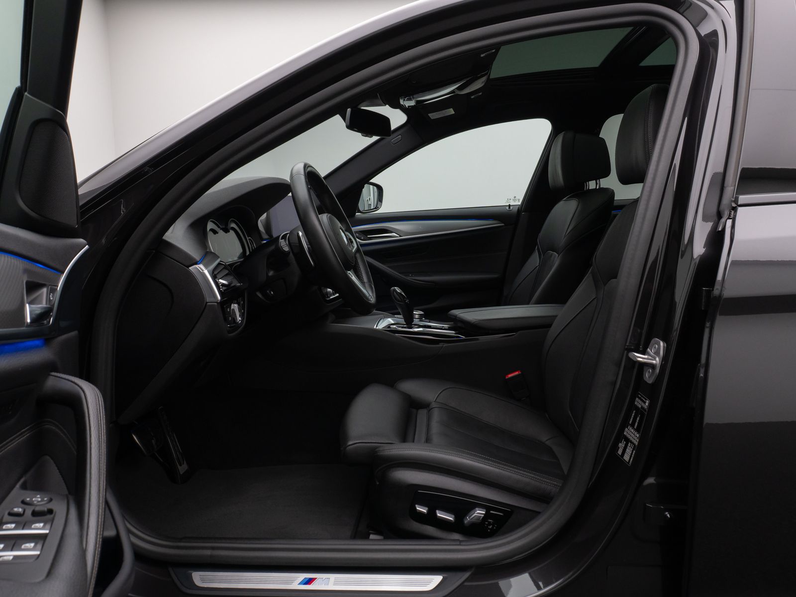 Fahrzeugabbildung BMW 520d M Sport Panorama 360° HUD HiFi AHK Komfort