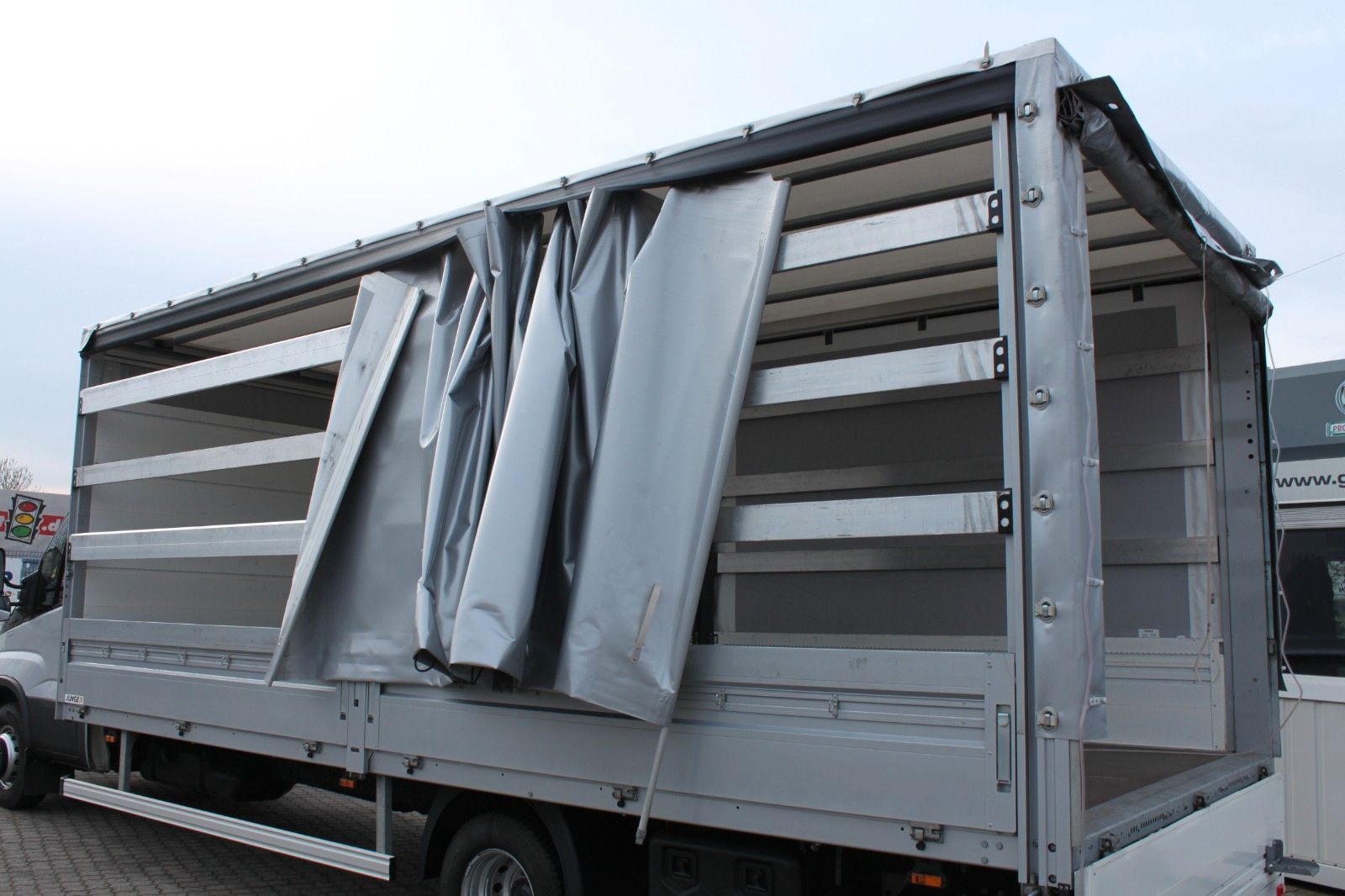 Fahrzeugabbildung Iveco Daily 70C18H/P Schiebeplane