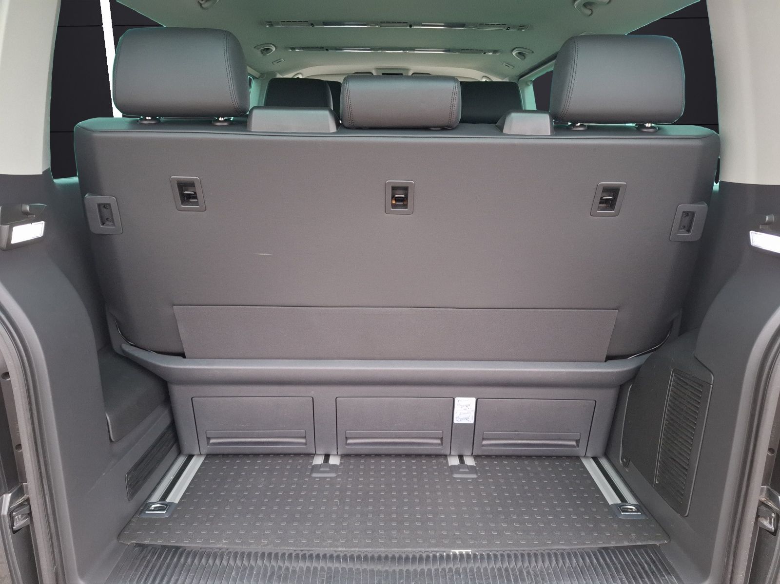 Fahrzeugabbildung Volkswagen T6.1 Multivan TDI Generation Six DSG Standhzg. L