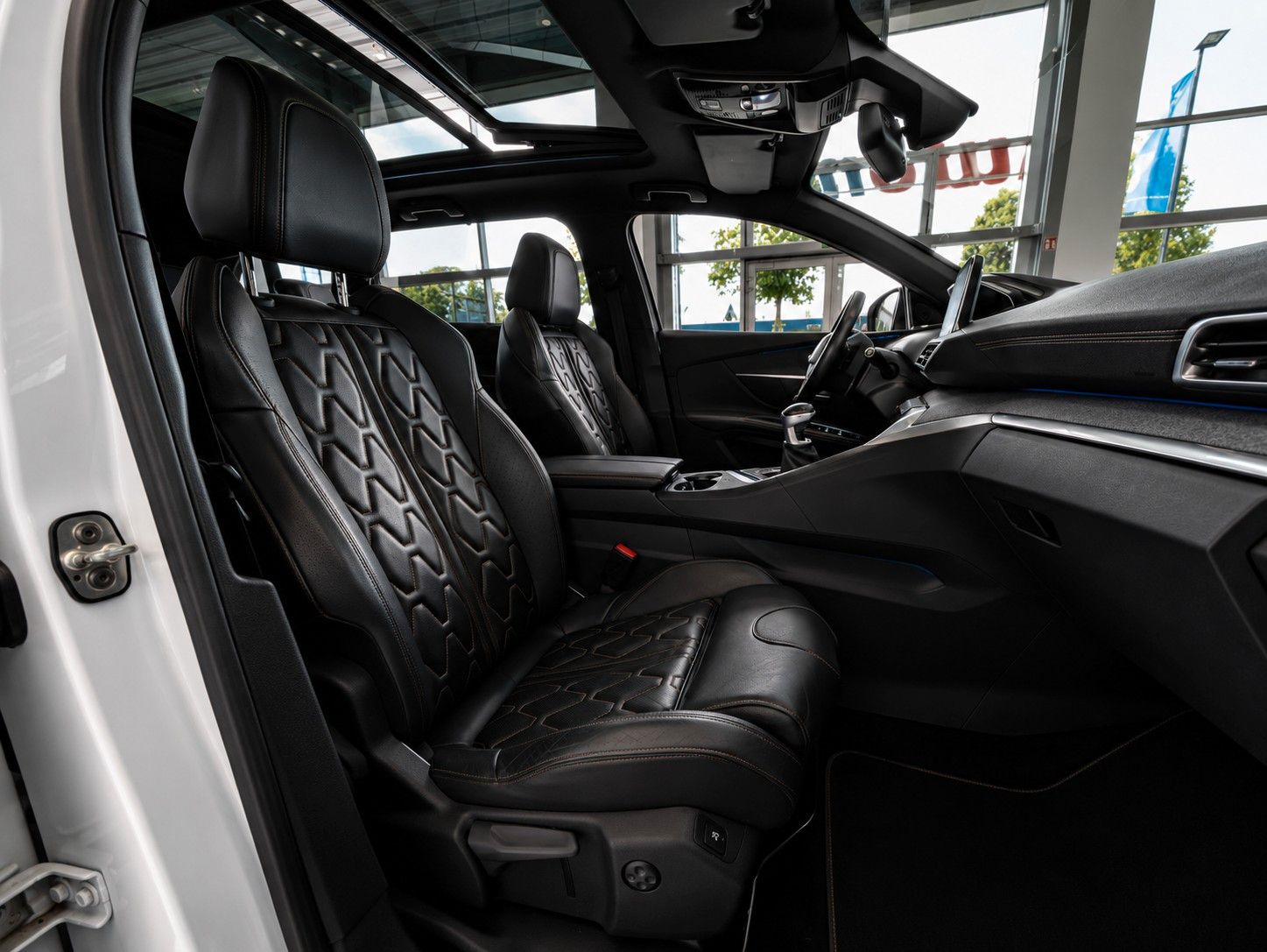 Fahrzeugabbildung Peugeot 5008 GT-LINE LEDER NAVI PANORAMA LED AHK 7-SITZE