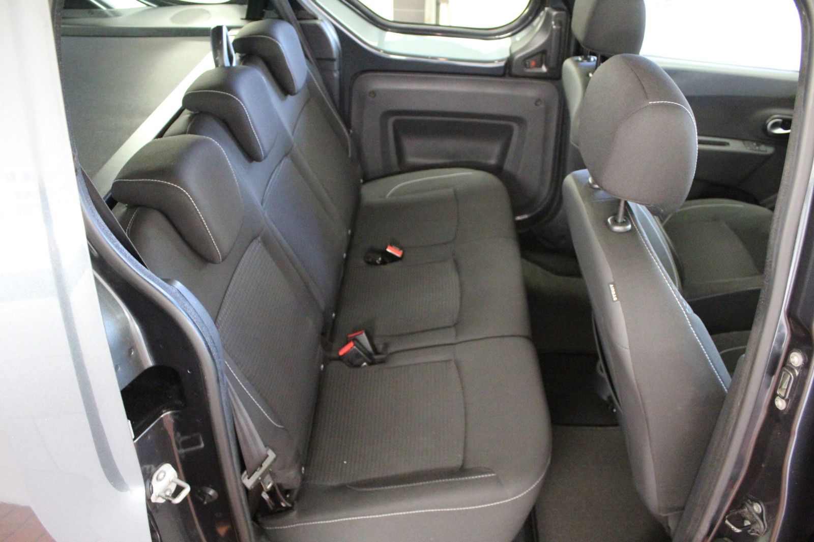 Fahrzeugabbildung Dacia Dokker 1.6 SCe 100 Laureate *Allwetterreifen*