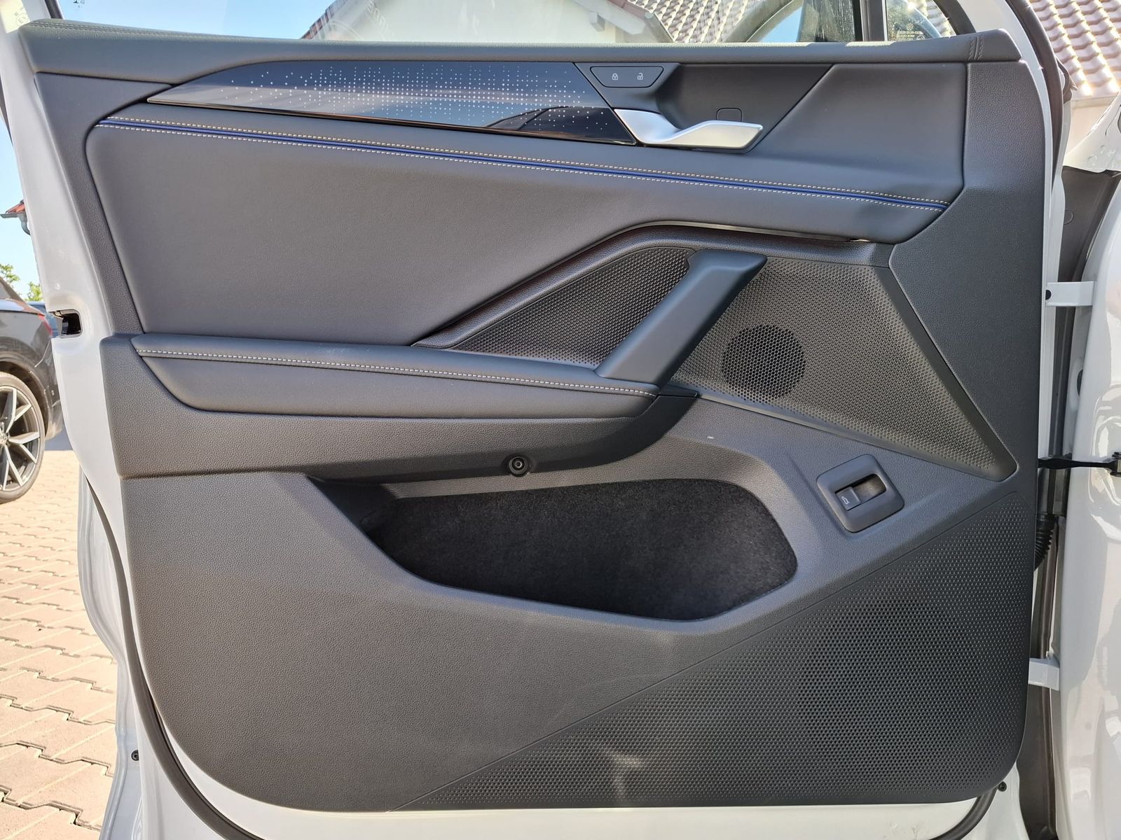 Fahrzeugabbildung Volkswagen Tiguan 2.0 TDI 4M R-Line BLACK*PAN*HK*AHK*MATRIX