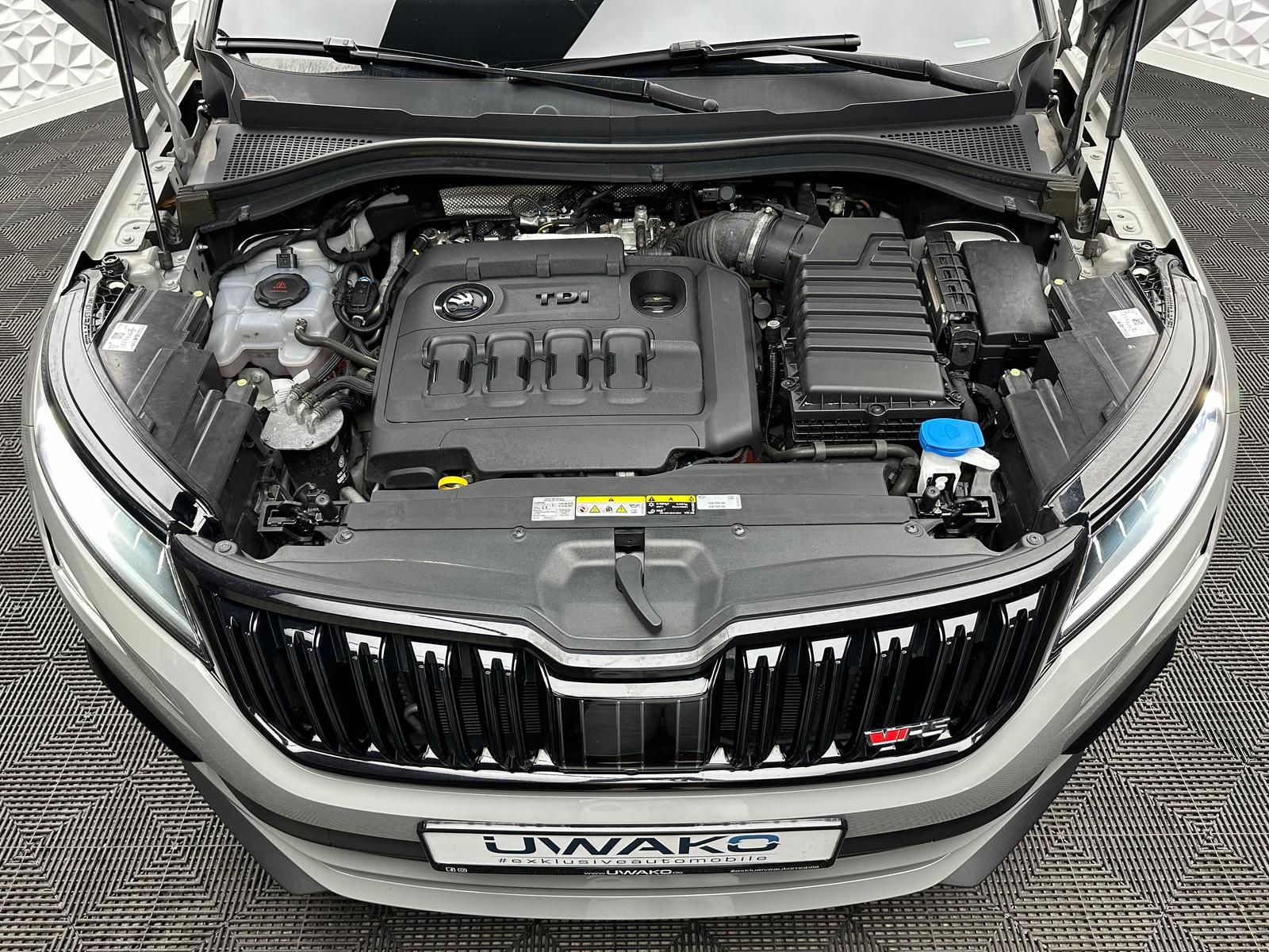 Fahrzeugabbildung SKODA KODIAQ RS TDI 4X4/7-SITZE/PANO/STDHZ/AHK/ACC/360