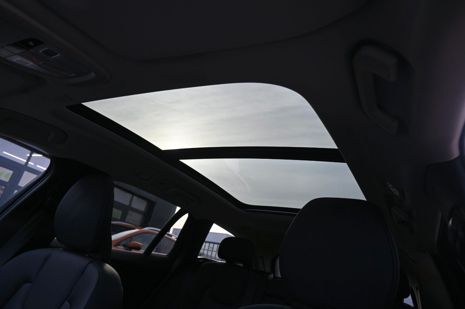 Fahrzeugabbildung Volvo V60 B4 DKG Plus Dark*FSHZG*H&K*360°*ACC*AHK