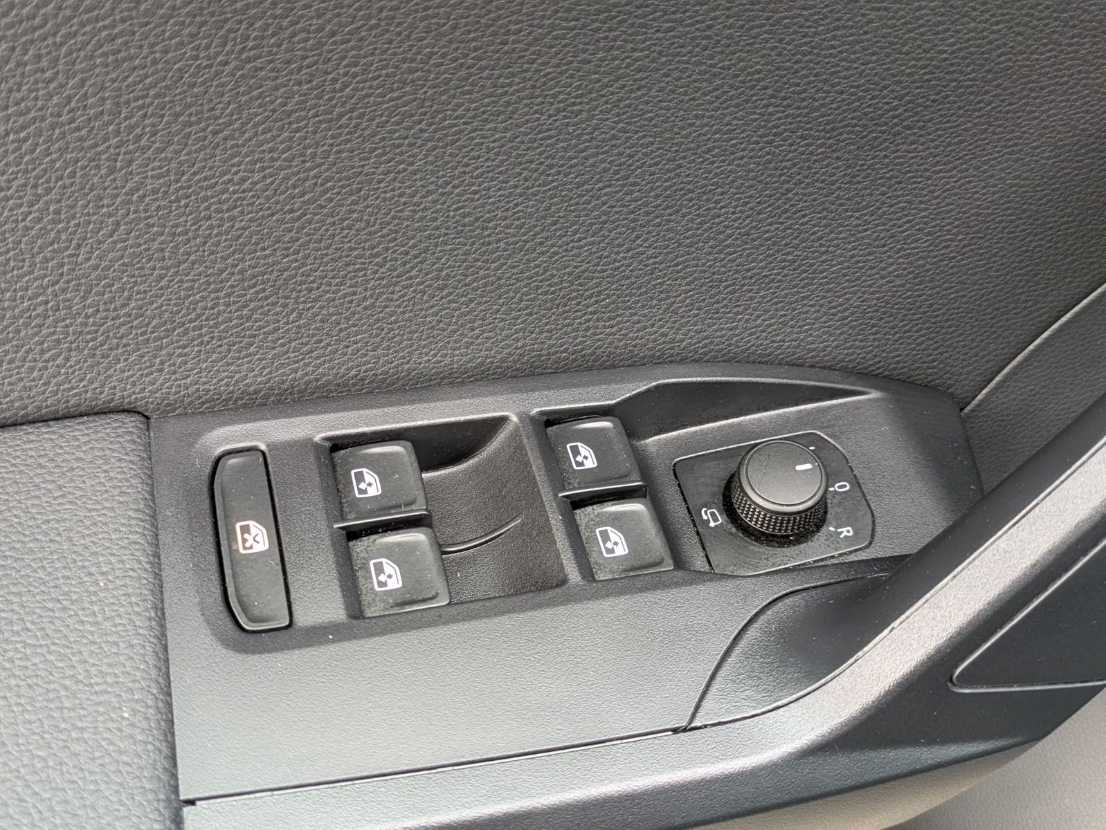Fahrzeugabbildung SEAT Arona 1.5 TSI FR DSG AHK*ACC*LED*APP*DAB*KAMERA