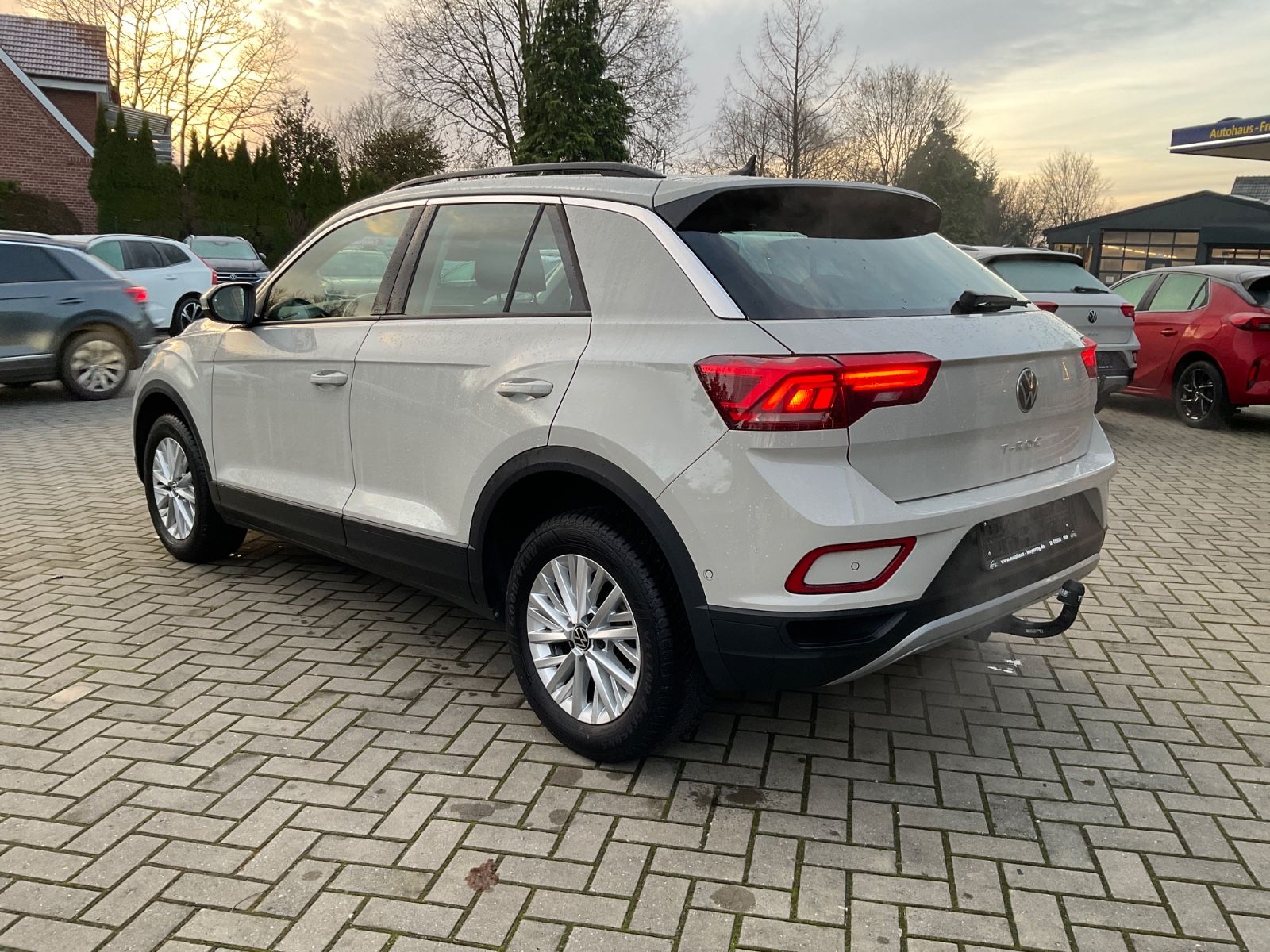 Fahrzeugabbildung Volkswagen T-Roc 1.5 TSI DSG Life,LED,AHK,Navi