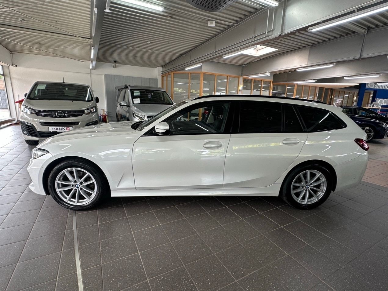 BMW 318d Touring Wenig km + Park Assist + DA Assist foto 6
