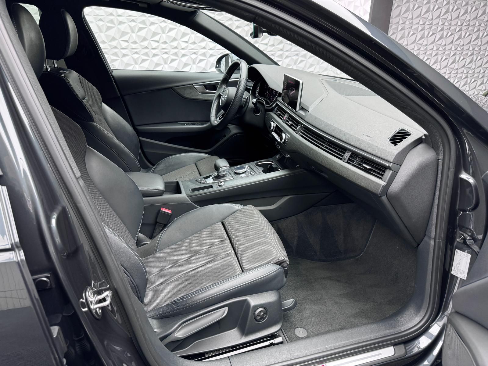 Fahrzeugabbildung Audi A4*40 TDI*S-LINE*PANO*MTRX*ACC*KEY*VIRTUAL*RCAM