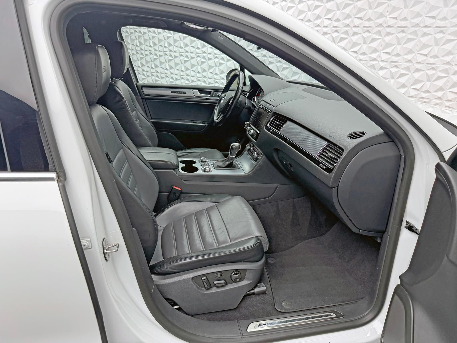 Fahrzeugabbildung Volkswagen 3.0TDI R-LINE/LUFT/4MOTION/PANO/AHK/360°/TR-TECH