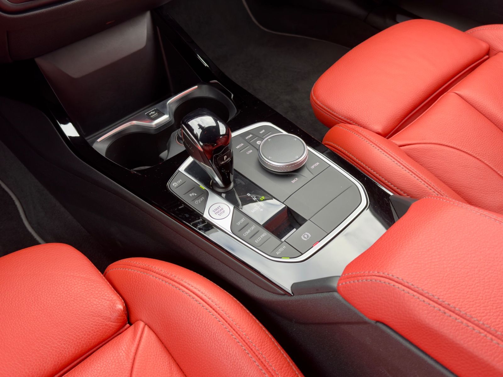 Fahrzeugabbildung BMW 120i Sport Line *rotes Leder* HuD LED PDC Sitzhz