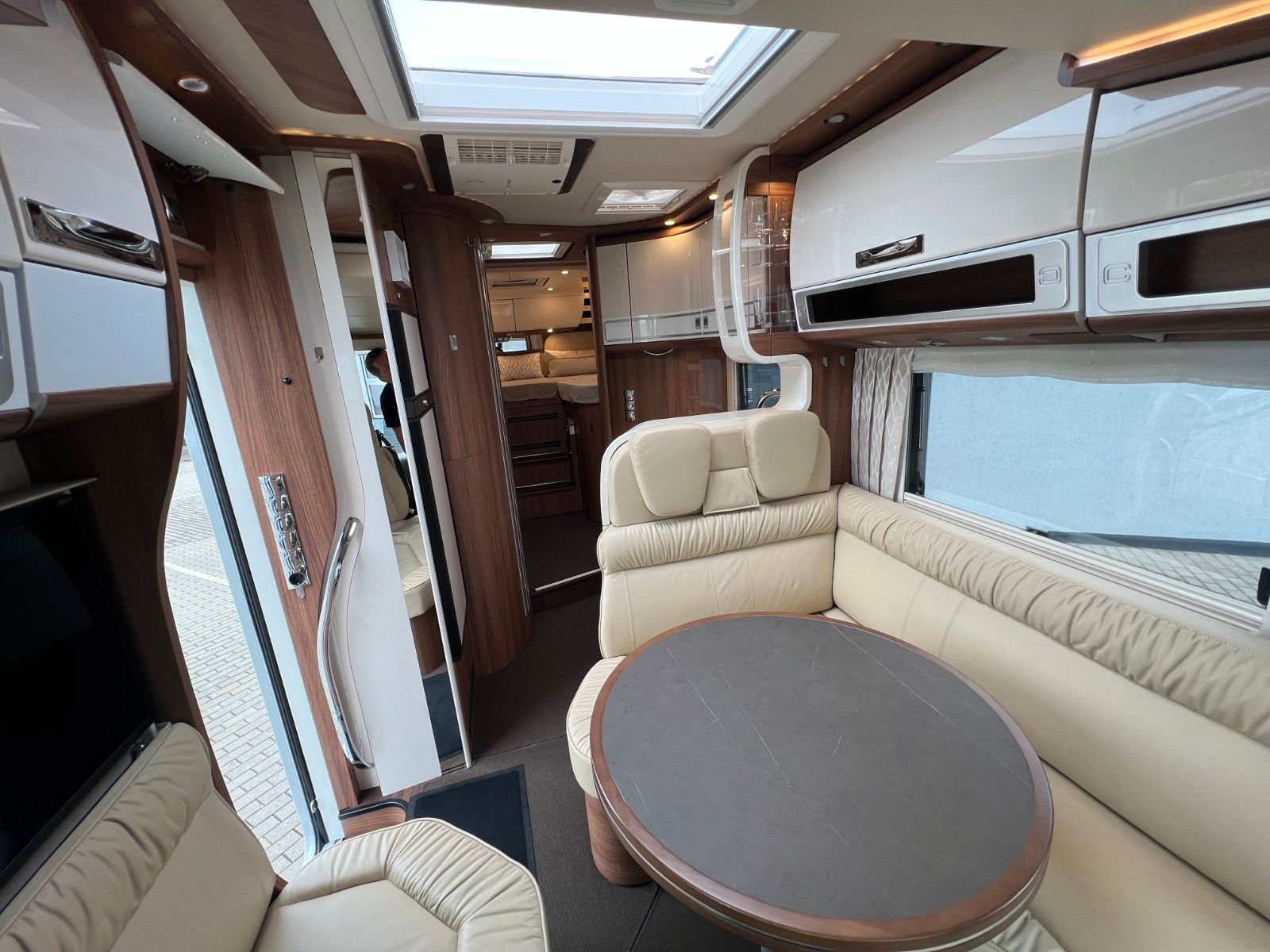 Fahrzeugabbildung Carthago Chic e-line I 50 LE DA Mercedes Sprinter Silver