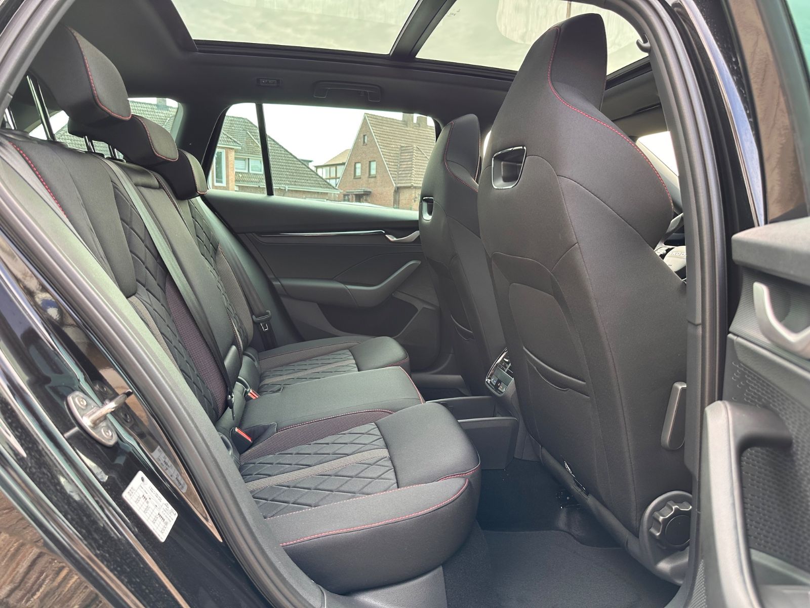 Fahrzeugabbildung SKODA Octavia RS Combi 2.0 TSI Pano/360°/Matrix/ACC