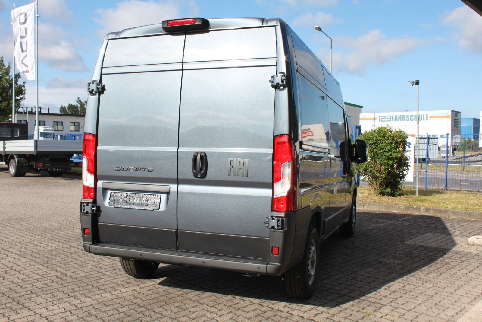 Fahrzeugabbildung Fiat Ducato H2 Kastenwagen 35 L2H2 180 Multijet Flach