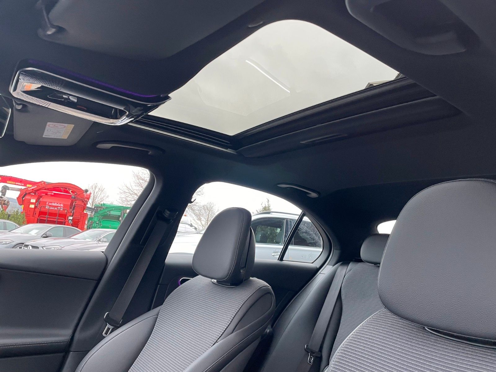 Fahrzeugabbildung Mercedes-Benz C 300 e Avantgarde Digital+S-Dach+AHK+Distr+