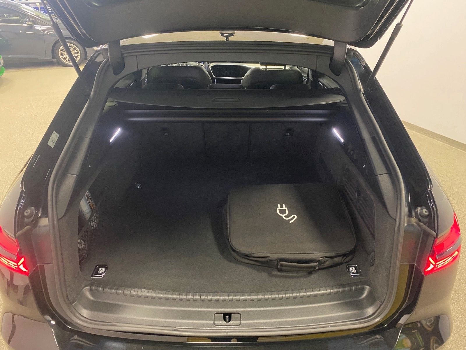 Fahrzeugabbildung Audi A6 55 TFSI e S tronic quattro sport Avant+S-Line