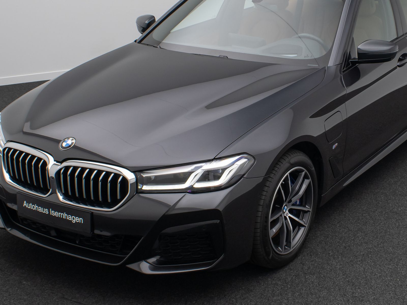Fahrzeugabbildung BMW 545e xD M Sport 360° HUD H/K DAB AHK Komfort
