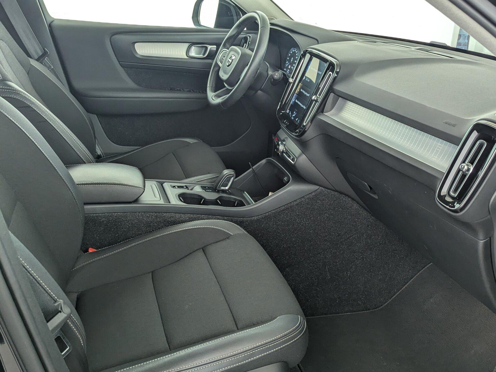 Volvo XC 40 D4 AWD Momentum LED+STDHZG+ACC+CARPLAY+