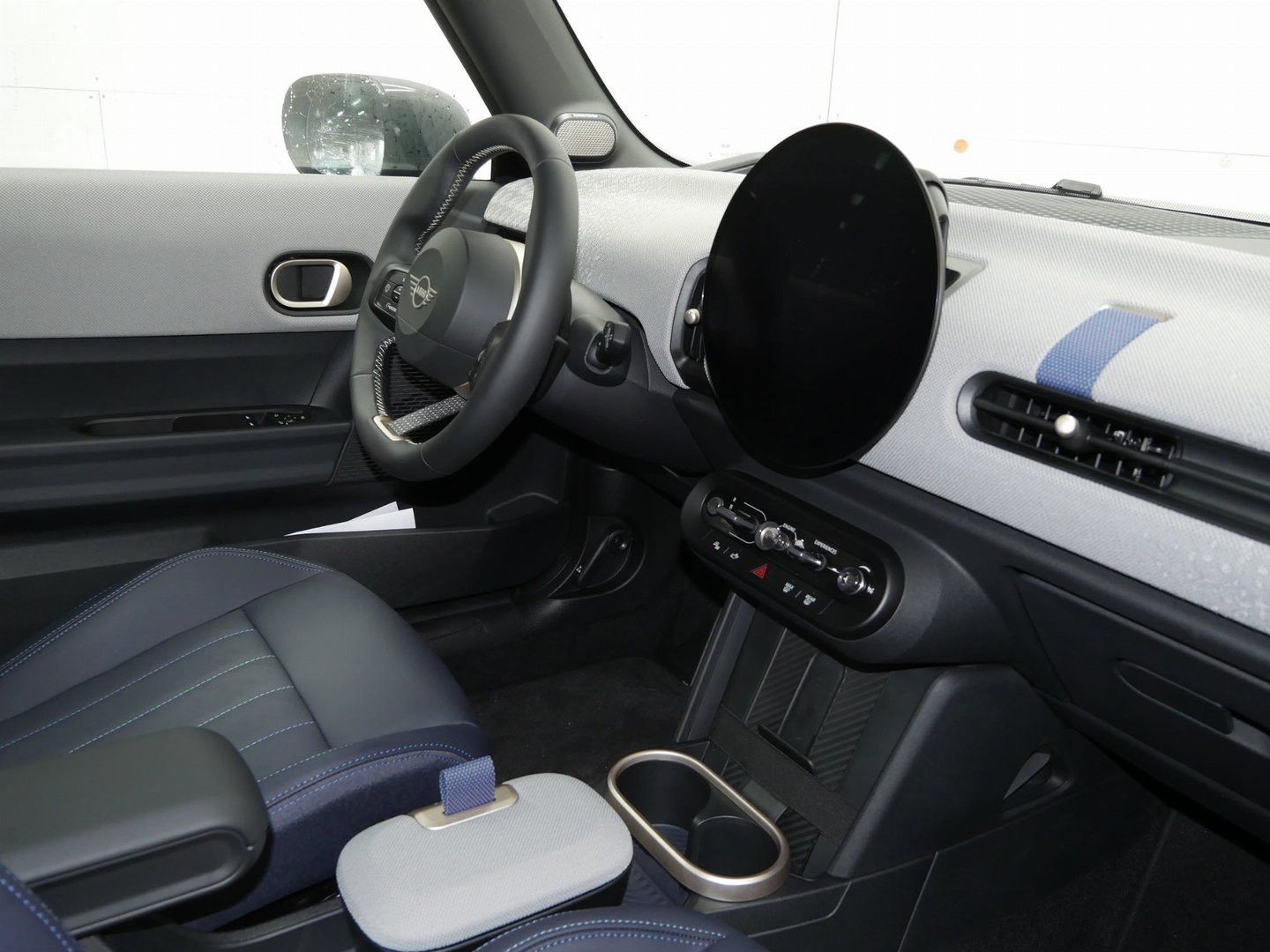 Fahrzeugabbildung MINI Cooper C Favoured Trim Paket-L Pano h/k HuD