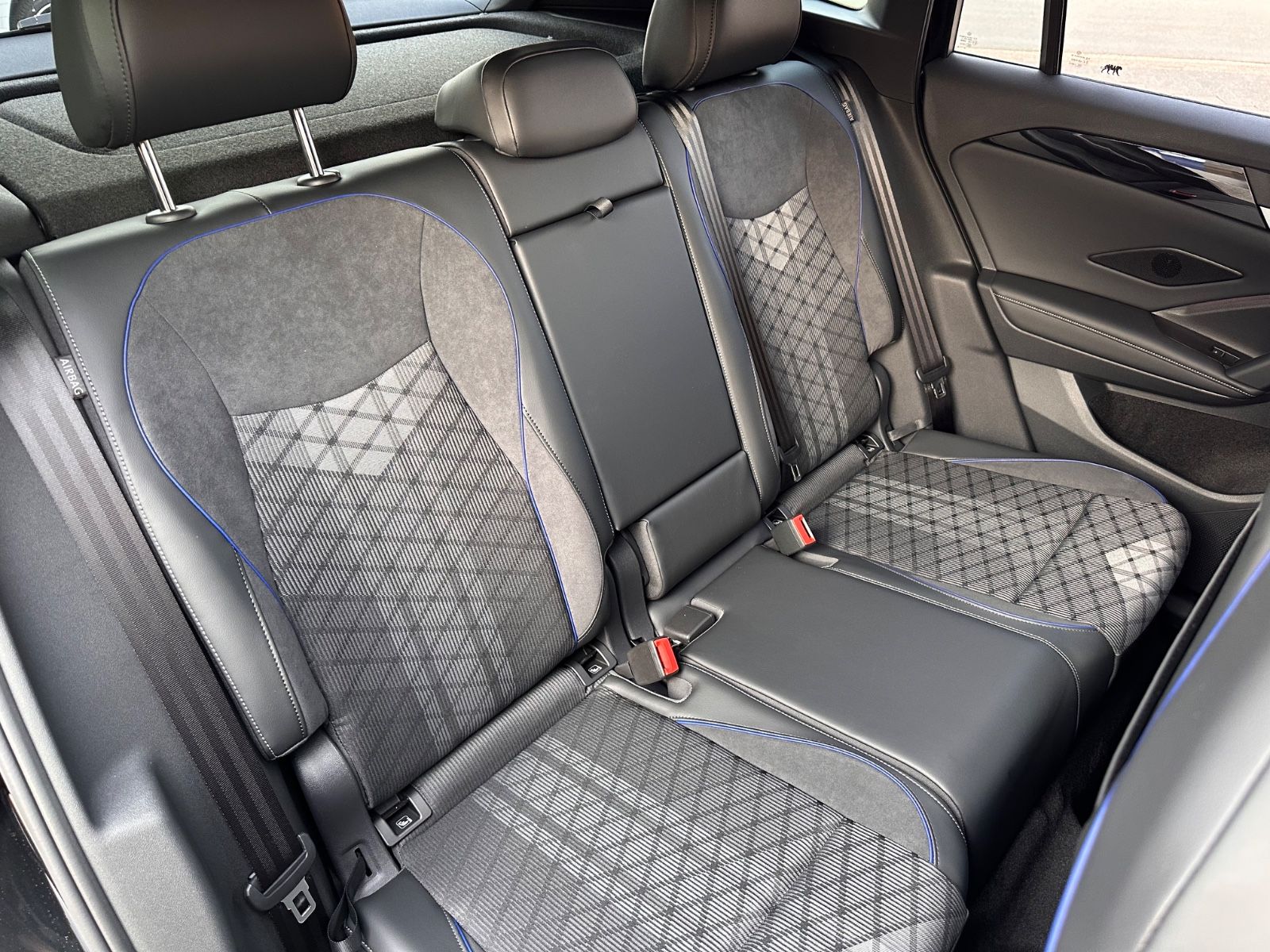 Fahrzeugabbildung Volkswagen Tiguan R-Line 1.5 eTSI AHK/Matrix/Navi/APP/ACC