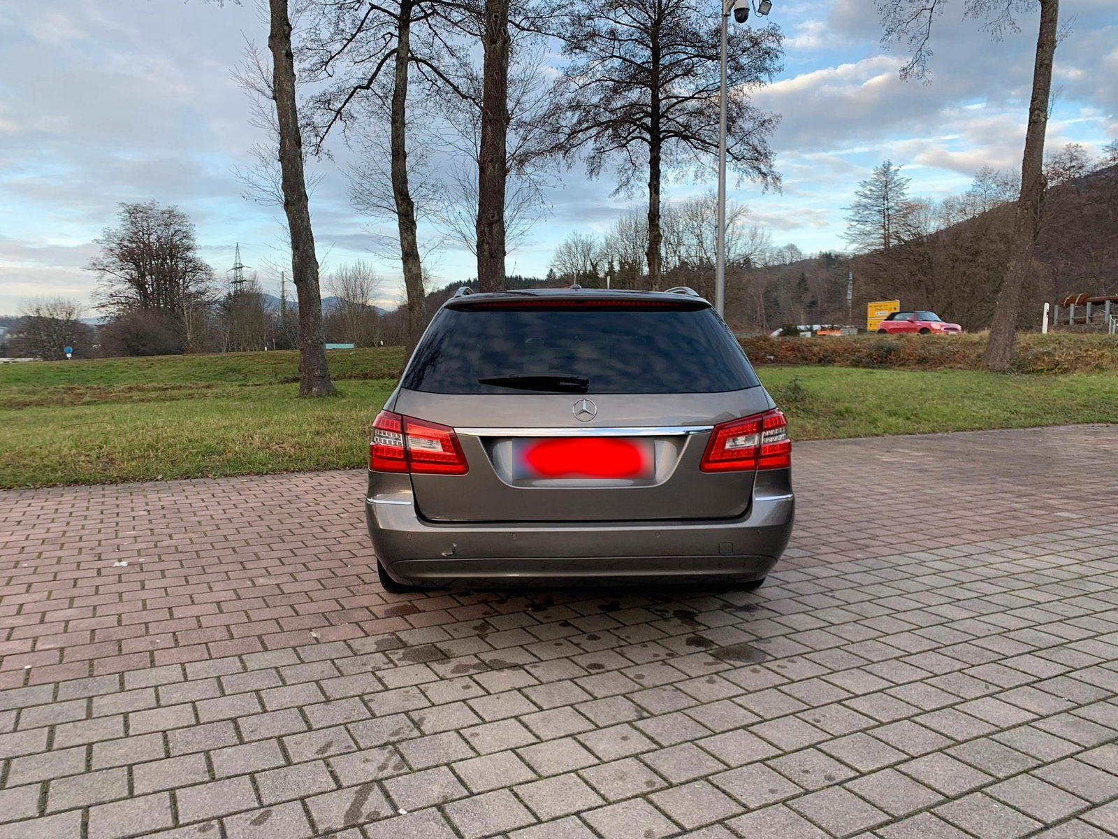 Mercedes-Benz E220 2010 — interior