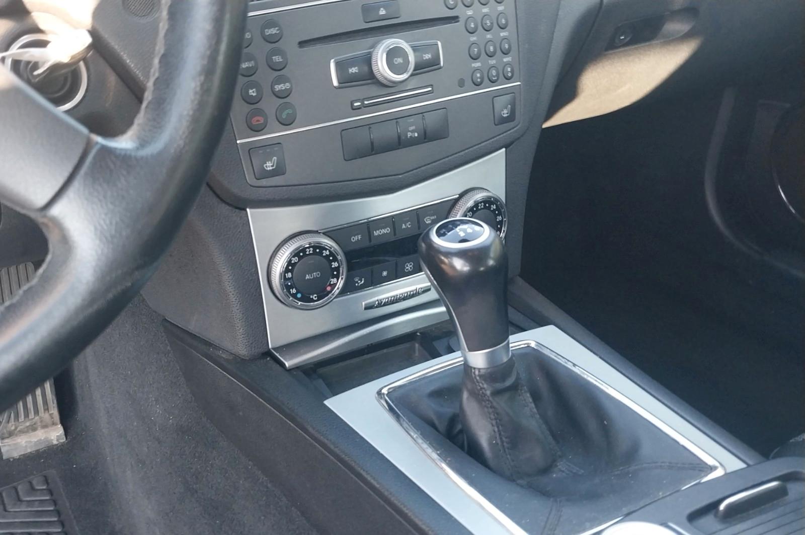 Mercedes-Benz 220 2011 — interior