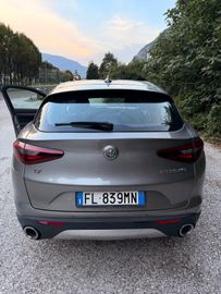 Alfa-Romeo Stelvio - 1