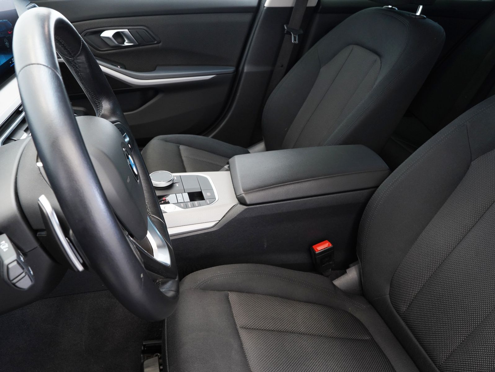 Fahrzeugabbildung BMW 320 d xDrive Touring LCI/CURVED/AHK