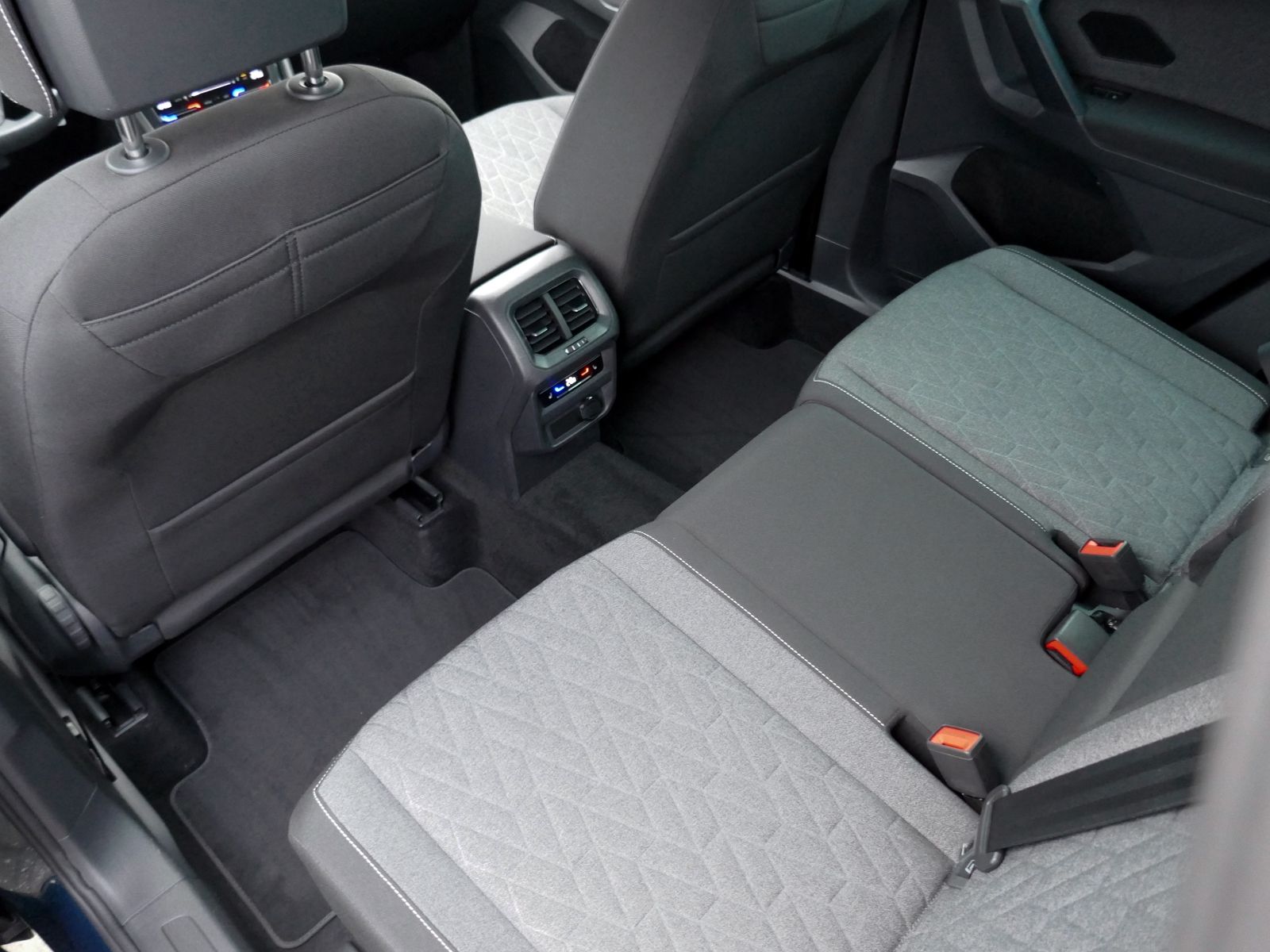 Fahrzeugabbildung Volkswagen Tiguan MOVE 1.5 TSI DSG | LED AHK RFK ACC