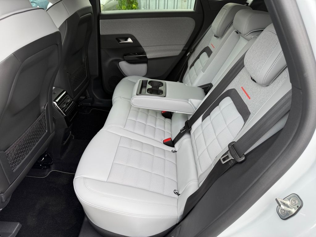 Fahrzeugabbildung Citroën C5 Aircross Hybrid 145 TEAM D mit Winter Paket