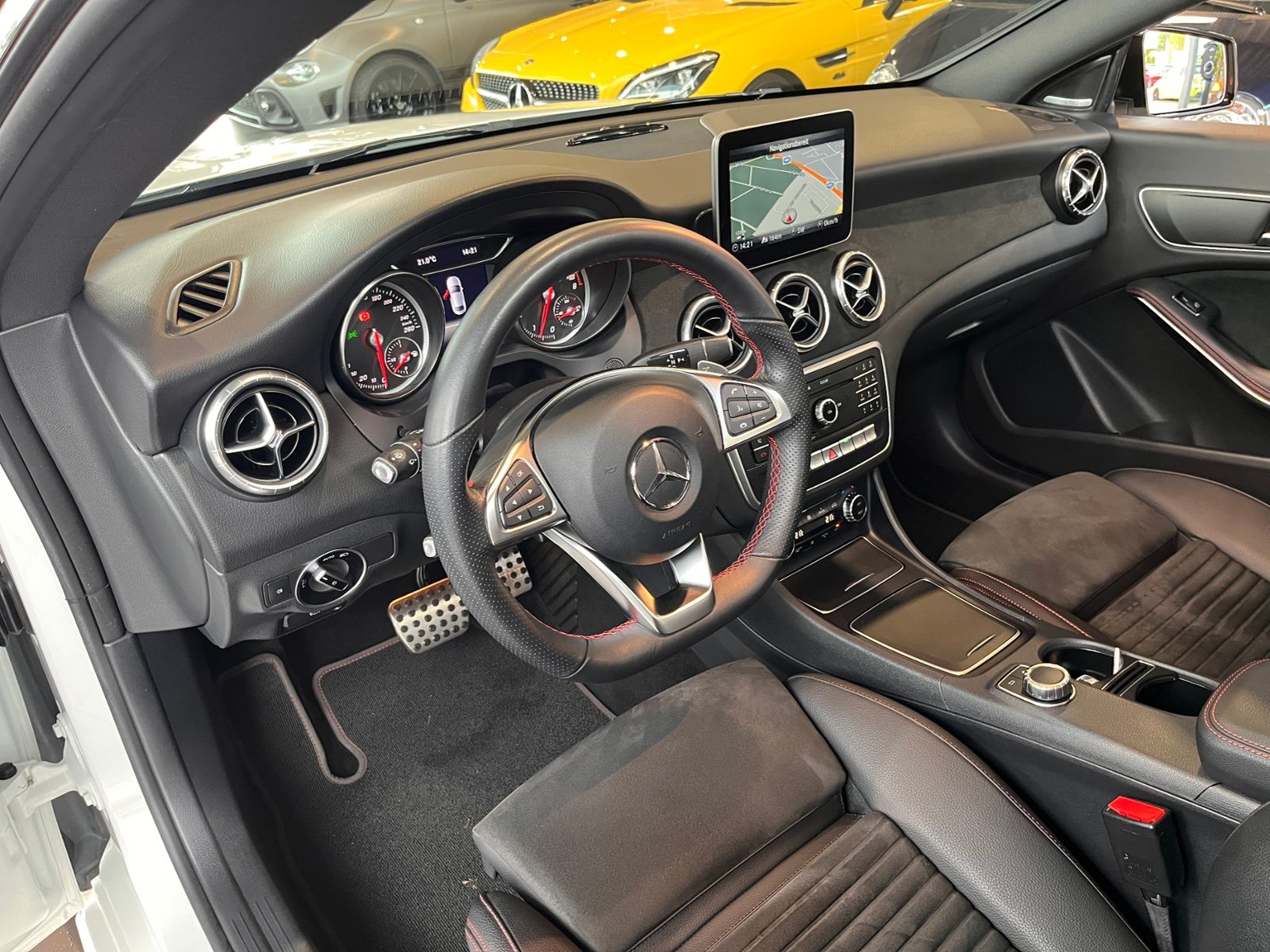 Fahrzeugabbildung Mercedes-Benz CLA 200 AMG Night PANO H/K LED