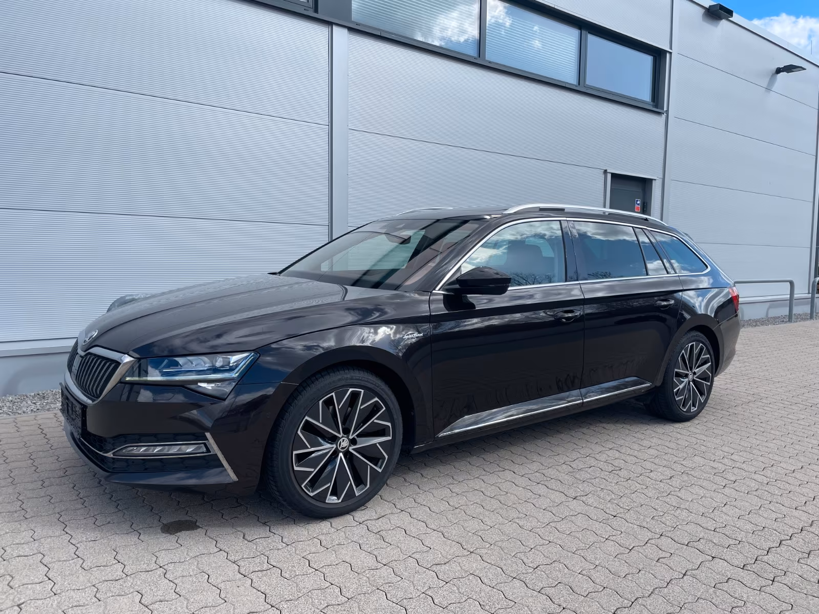 Skoda Superb 2.0 TDI L&K ACC*Pano*LED*Belüft*Key*AHK