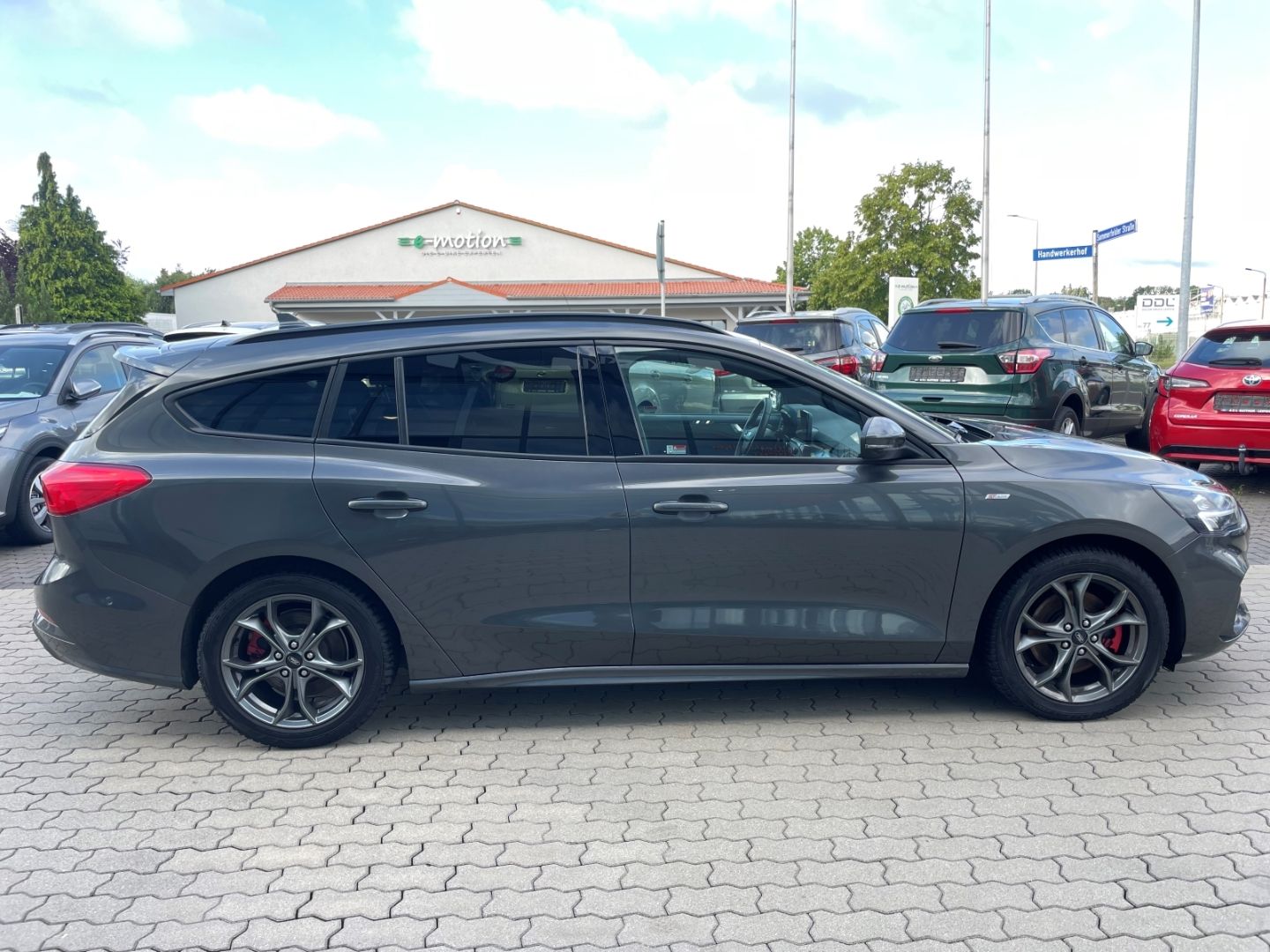 Fahrzeugabbildung Ford Focus ST-Line Kamera LED Abstandstemp Navi