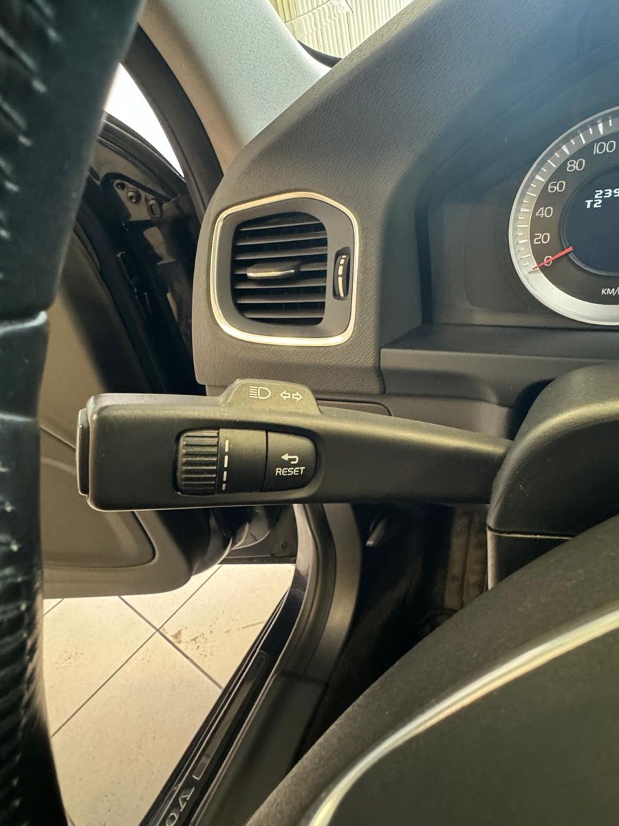 Fahrzeugabbildung Volvo V60 Kombi Summum / NAVI / XENON / LEDER /