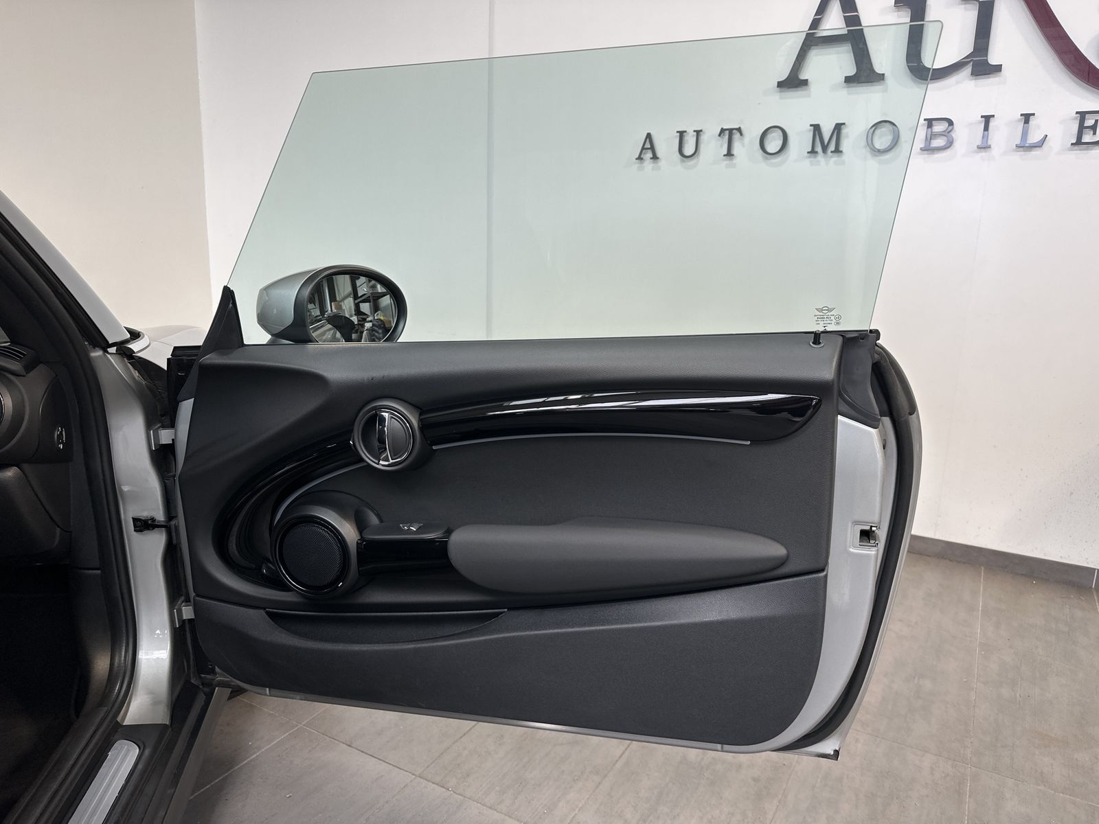 Fahrzeugabbildung MINI Cooper SE Classic-Trim NAV+LED+RÜCKFAHRKAMERA+SH