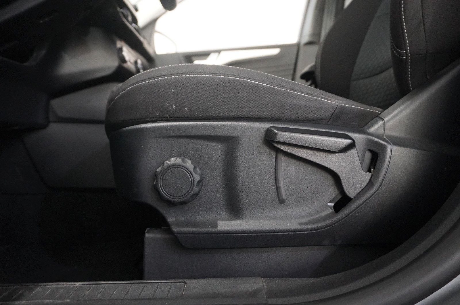 Fahrzeugabbildung Ford Kuga 2.5 HYBRID COOL & CON. NAVI/LED/SPORT/DAB+