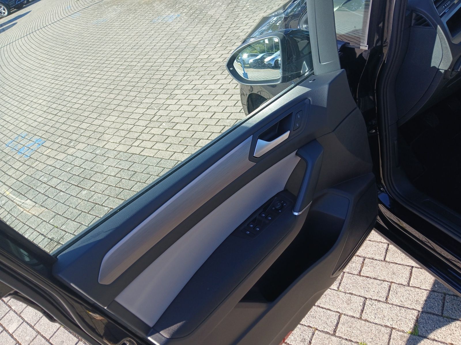 Fahrzeugabbildung Volkswagen Touran TSI Comfortline 7-Si Navi AID ACC PDC SH