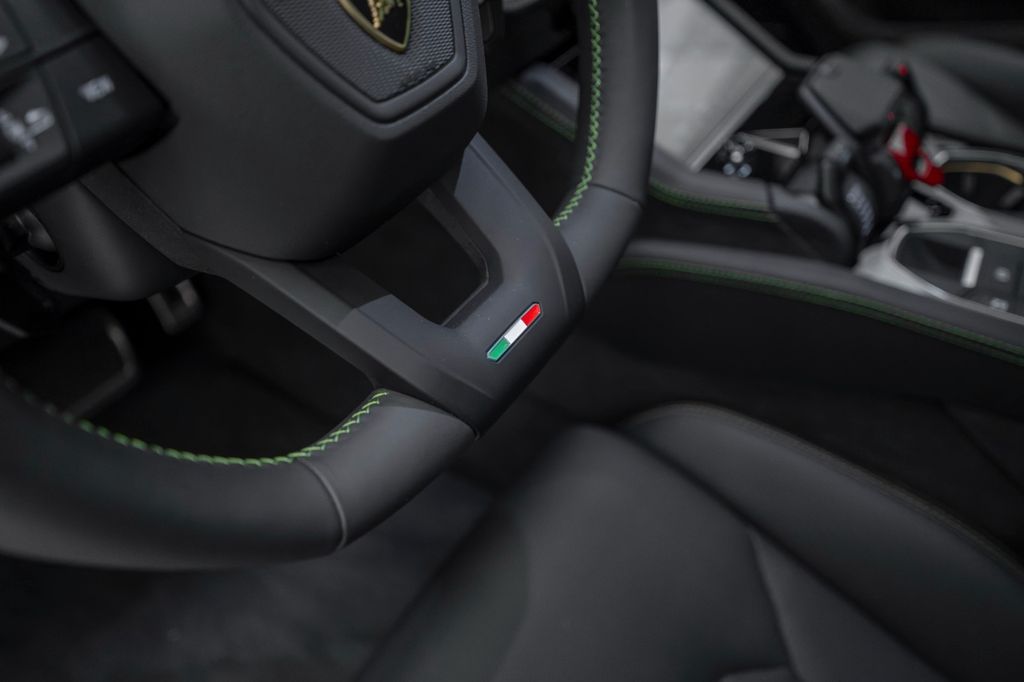 Urus 4.0 V8 SE MATT BLACK AKRAPOVIC CARBON - Bild 26