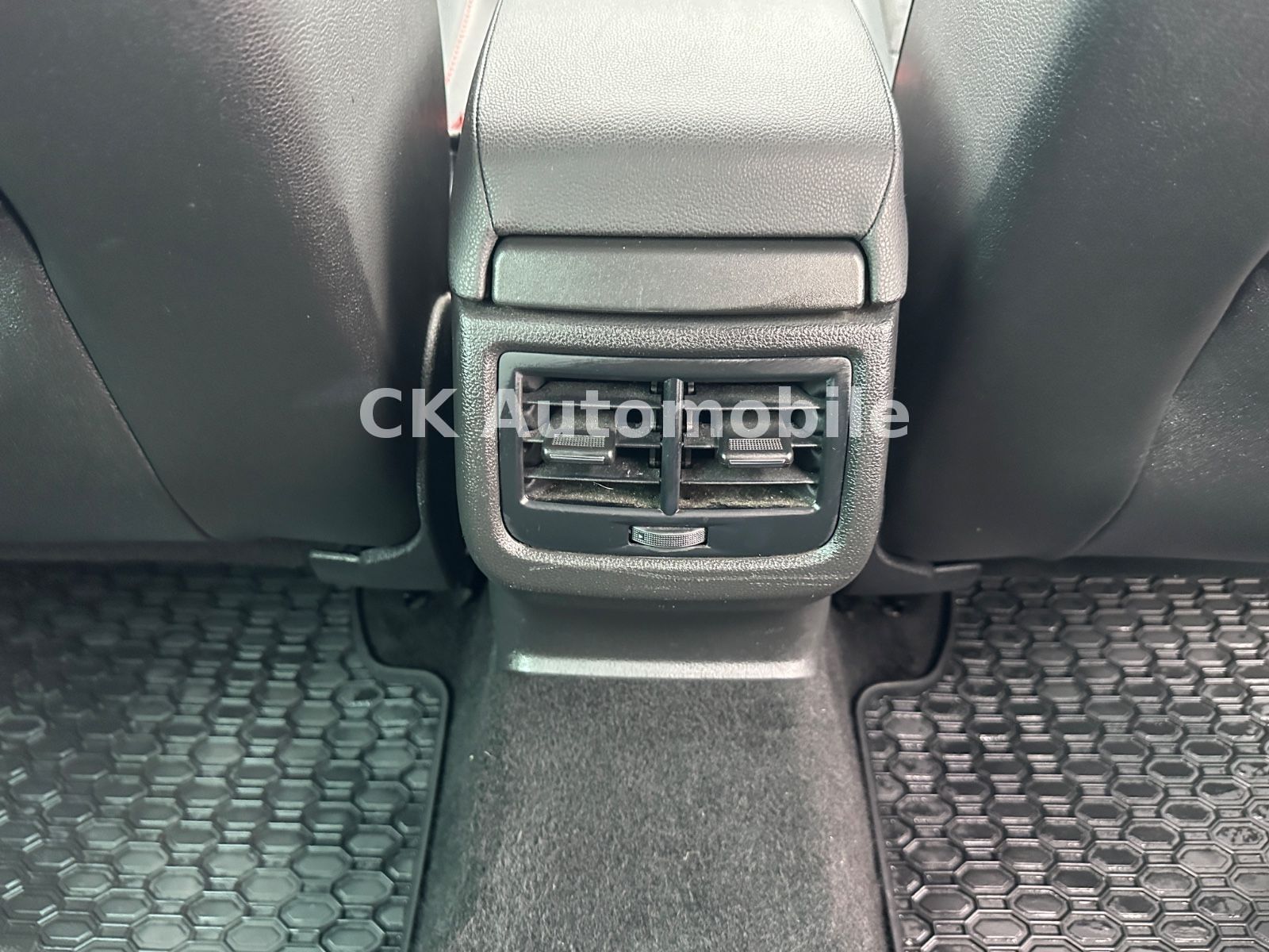 Fahrzeugabbildung SEAT Leon FR 2.0 TDI/Navi/LED/Alcantara/SHZ/PDC