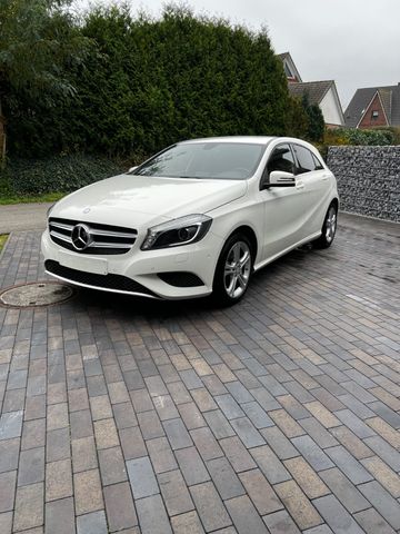 Mercedes-Benz A 180  BlueEfficiency BiXenon Navi