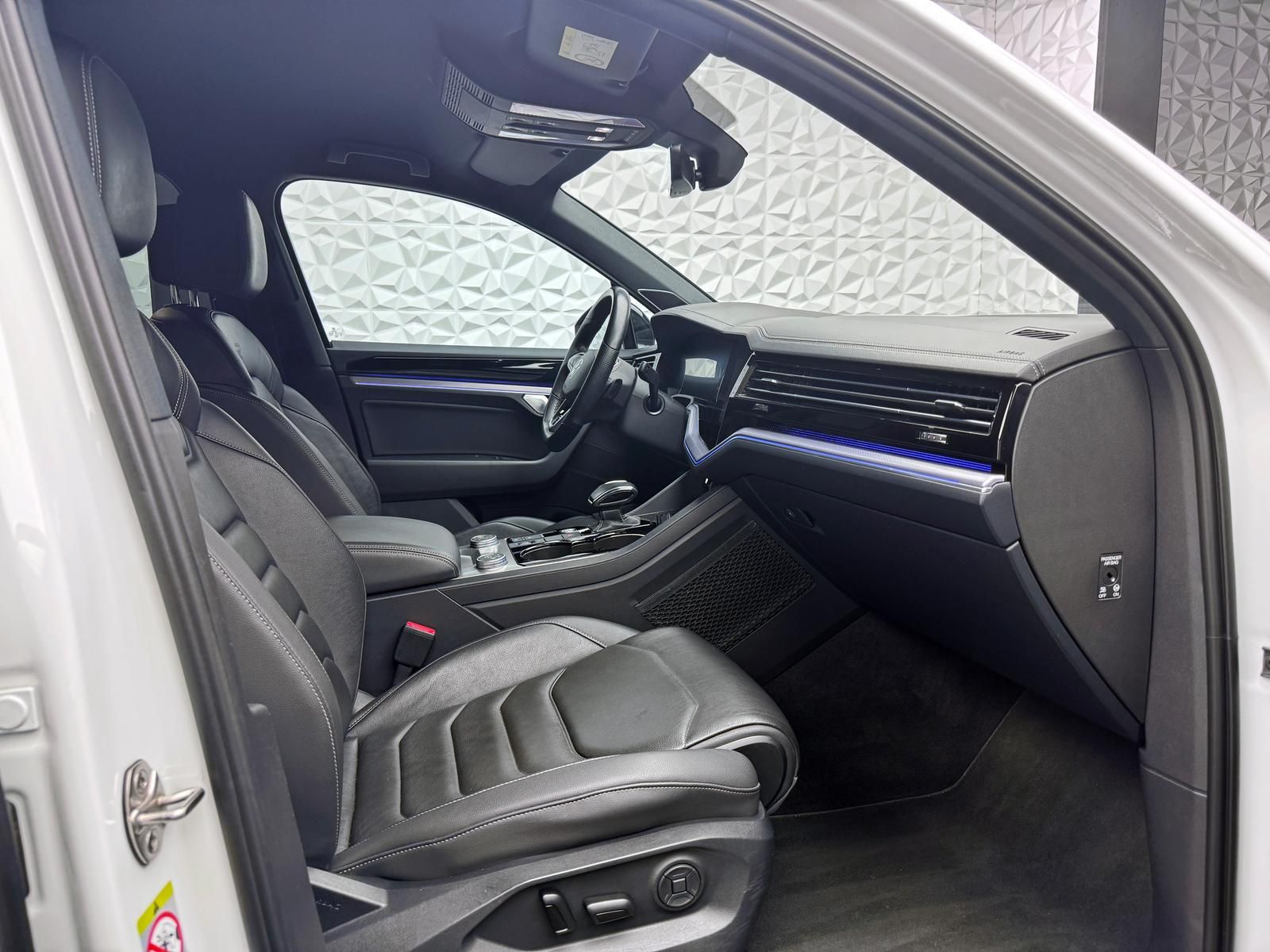 Fahrzeugabbildung Volkswagen 3.0 TDI R-LINE/ALLRADLENK/DYNAUDIO/STANDHZ/AHK/M