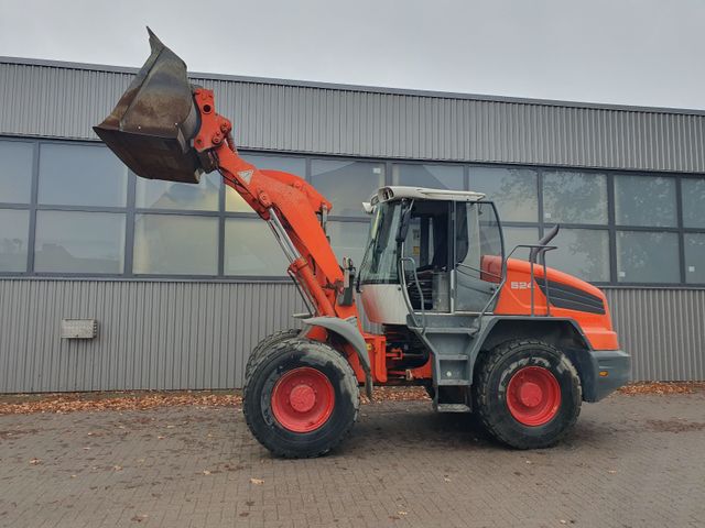 Liebherr L524 mit Schaufel und Gabel