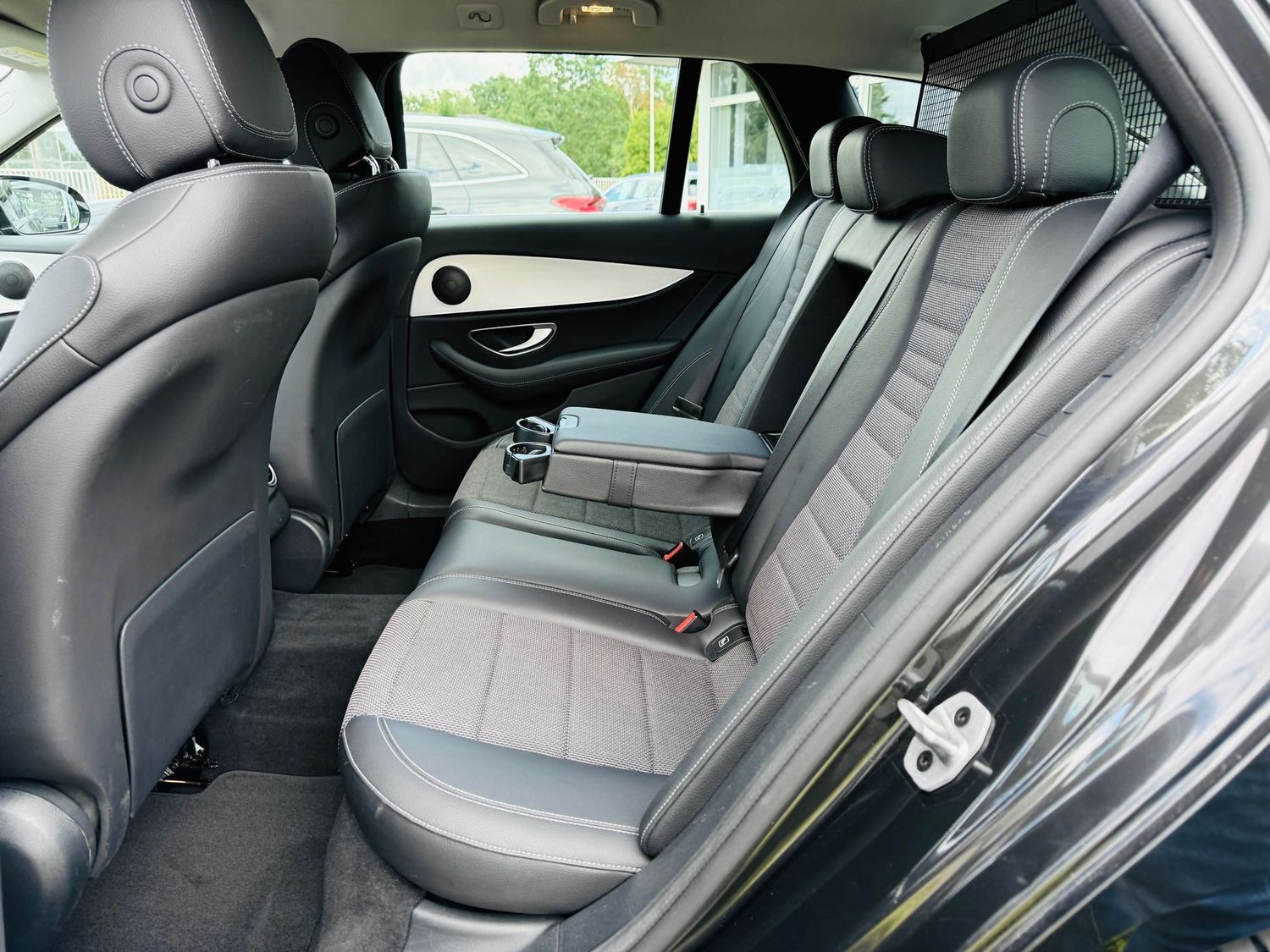 Fahrzeugabbildung Mercedes-Benz E 220 T d AVANTGARDE, Standheizung, MBUX Premium