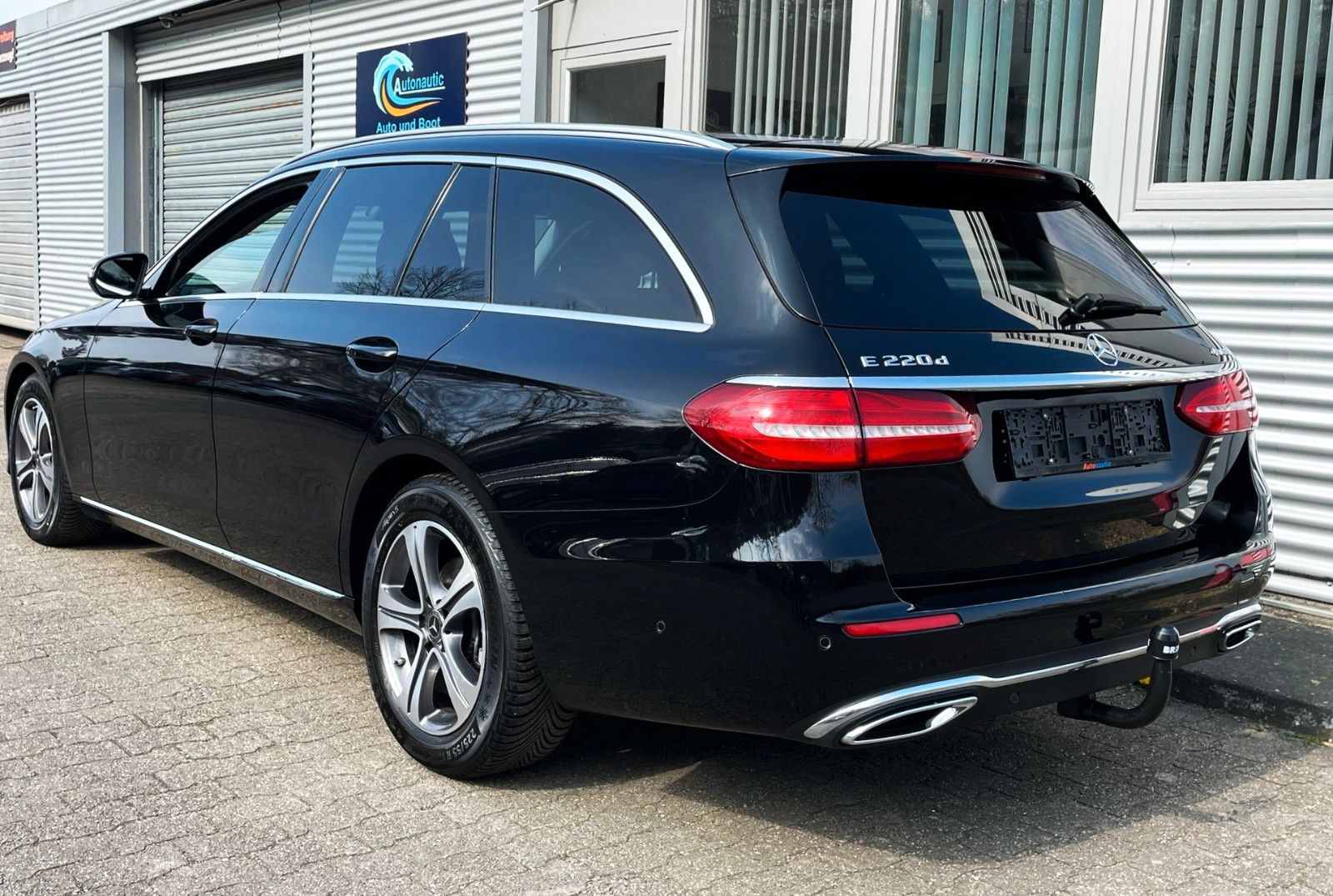 Fahrzeugabbildung Mercedes-Benz E 220T AUT. 4-MATIC NAVI CAM LED AHK 1.Hd