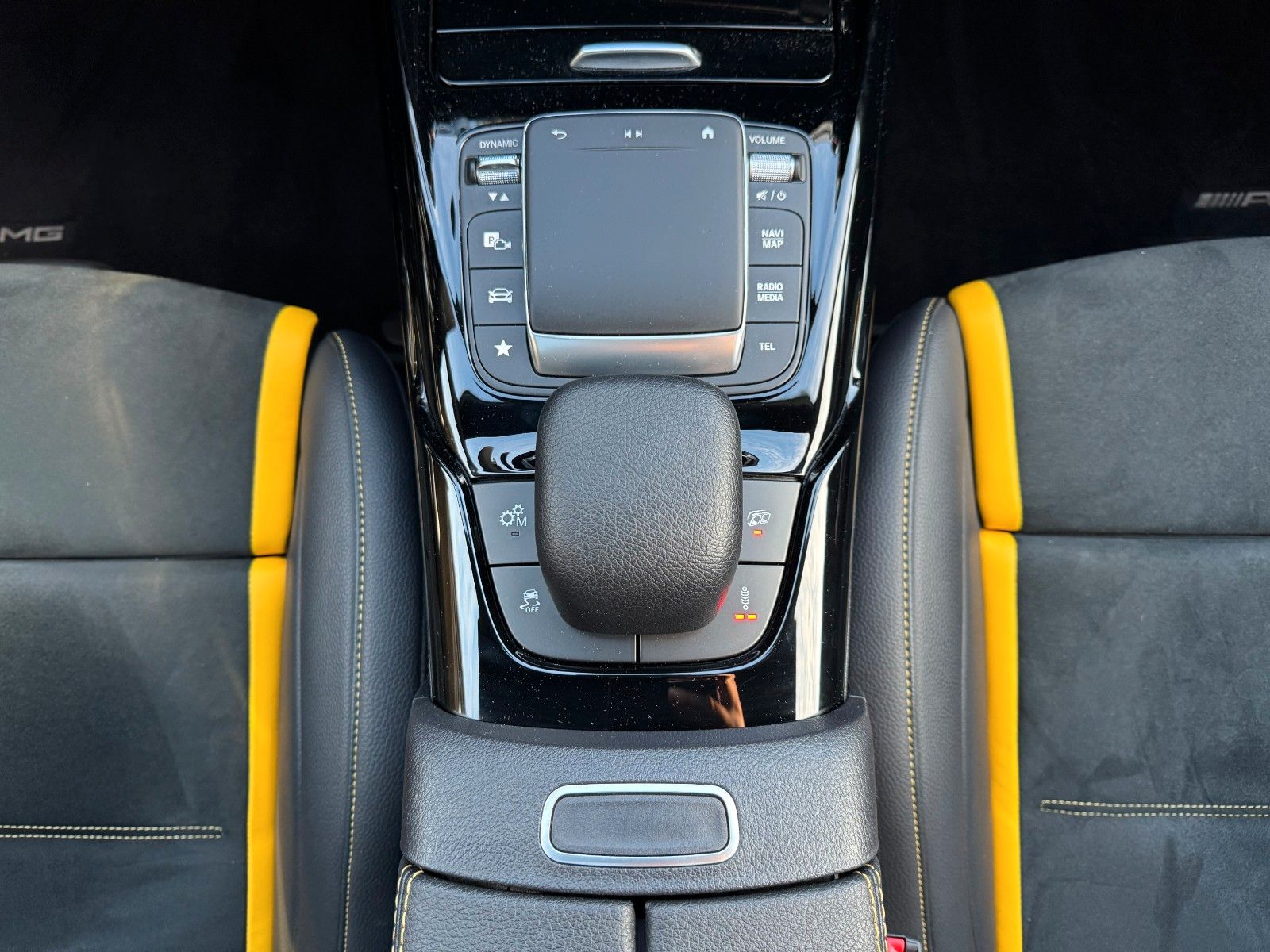 Fahrzeugabbildung Mercedes-Benz CLA 45 AMG+Aerodynamic+Pano+Burm+Multikontur+