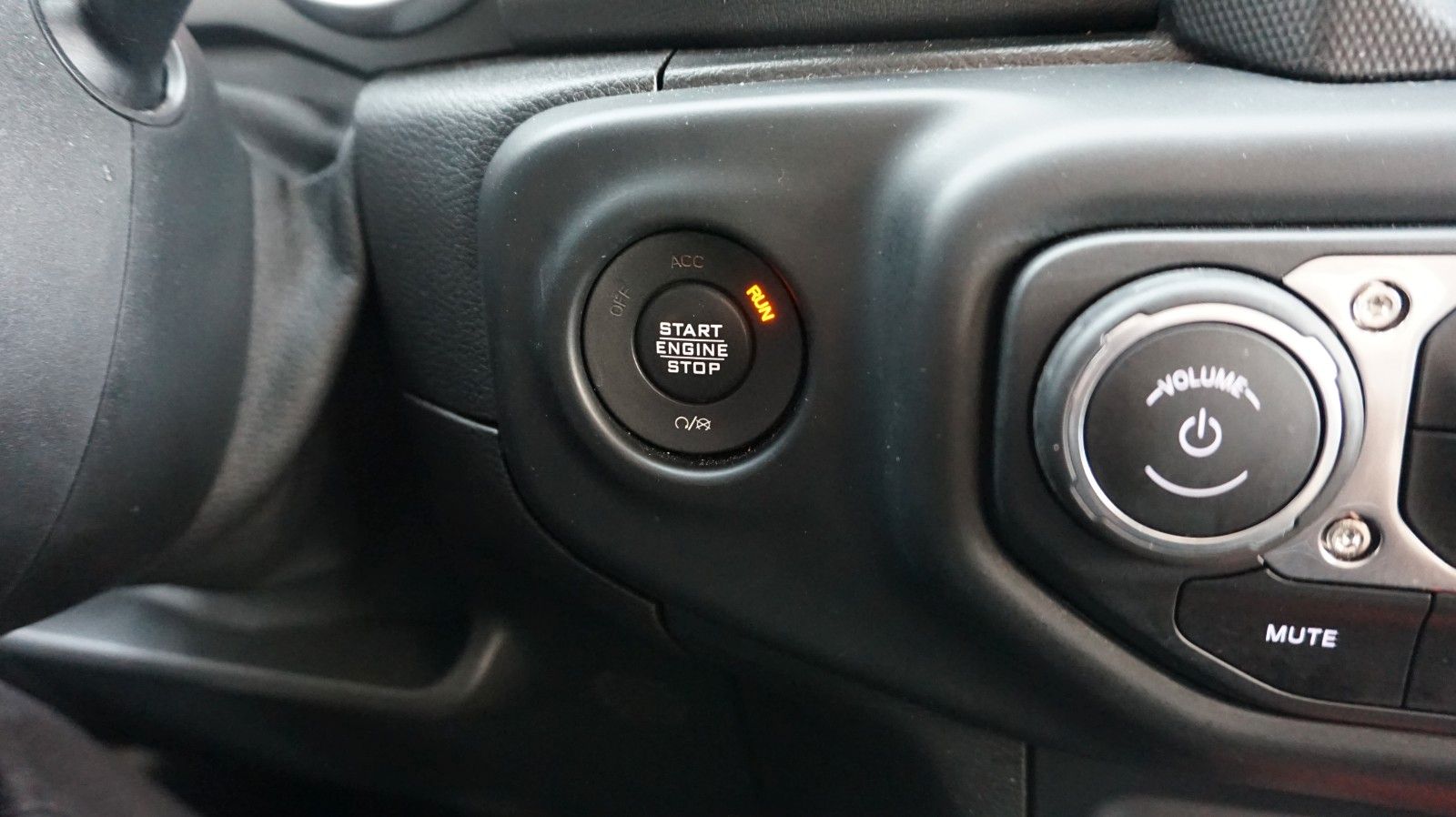 Fahrzeugabbildung Jeep Wrangler Unlimited Sahara TÜV neu Cabrio