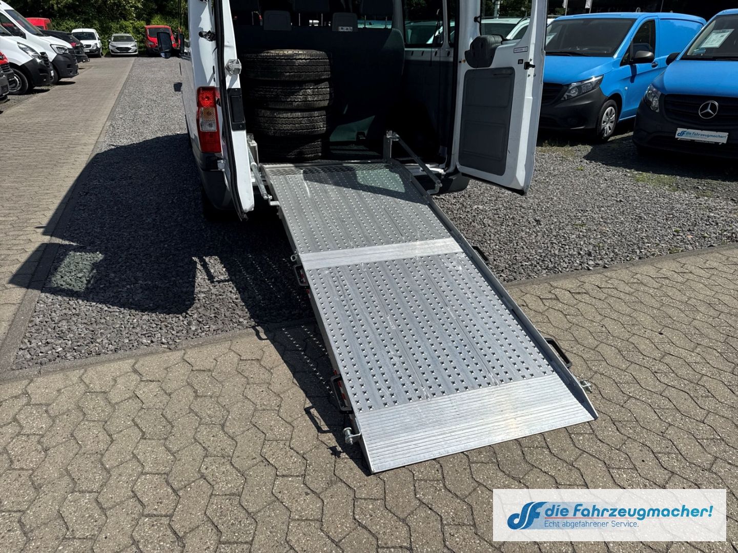 Fahrzeugabbildung Ford Transit Kombi FT300 2.2 TDCI 2x Klima eFH ZV ESP