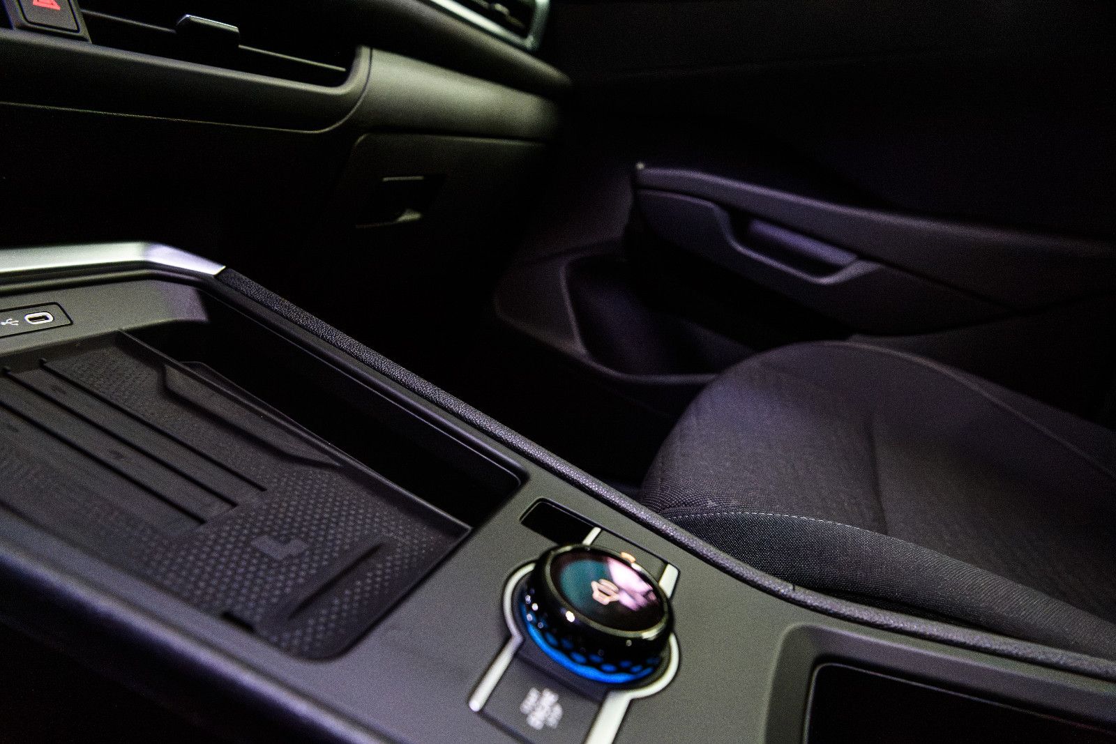 Fahrzeugabbildung Volkswagen T-Roc Life 1.5 eTSI DSG LED+NAVI+RFK+SHZ+ACC