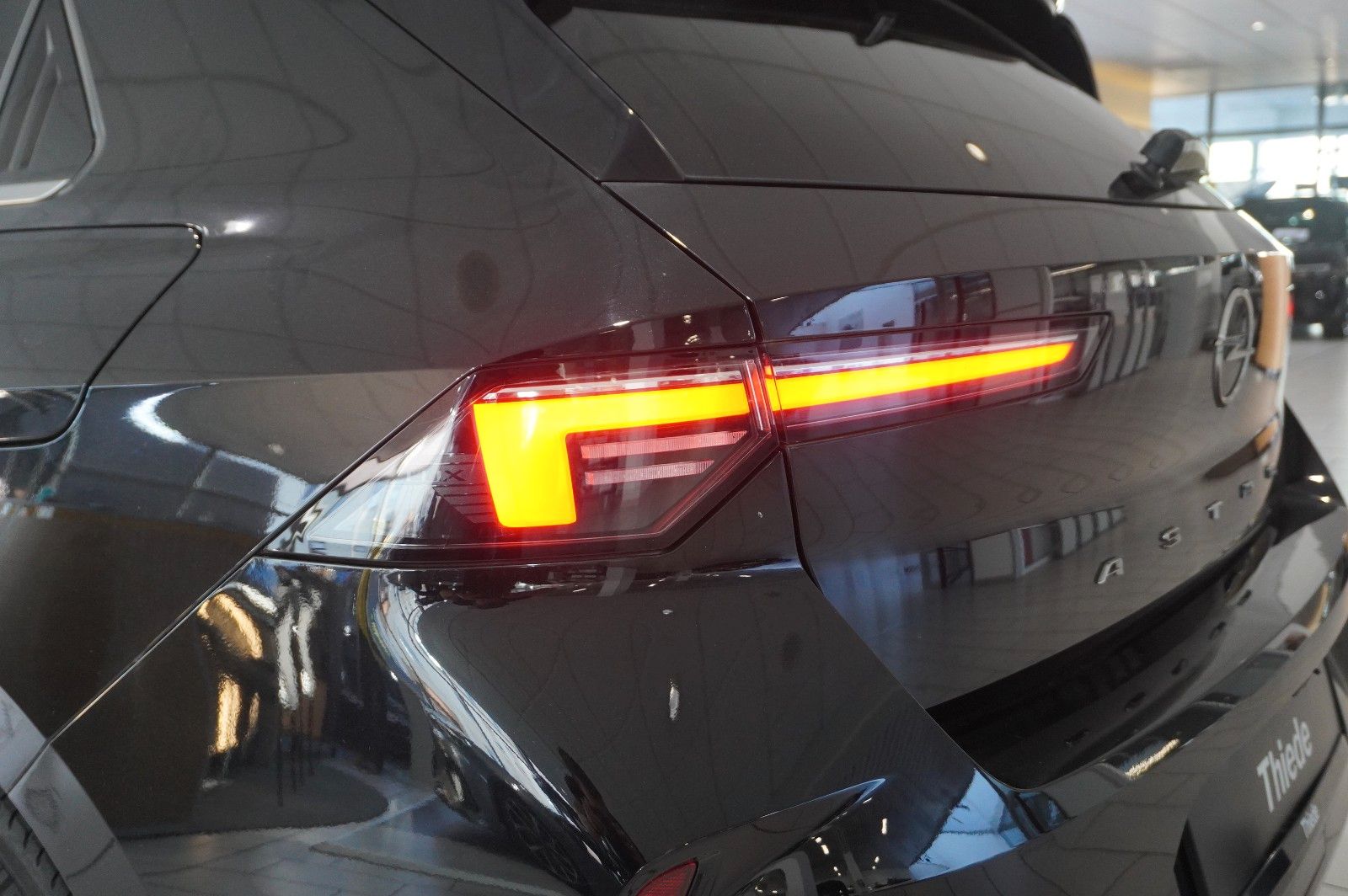 Fahrzeugabbildung Opel Astra L Lim. 1.6 HYBRID ELEGANCE NAVI/KAMERA/AHK
