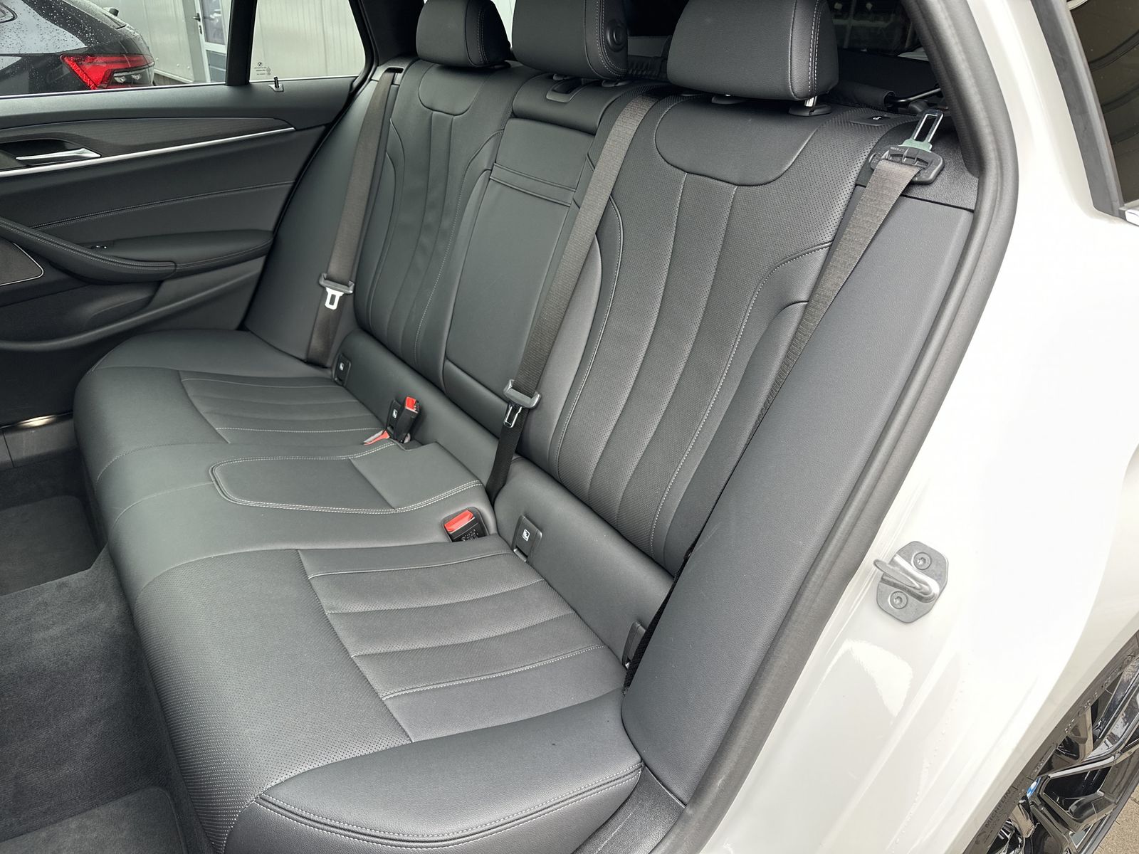 Fahrzeugabbildung BMW 530e Touring xDrive M-Sport NAV+LED+KAM+CARPLAY